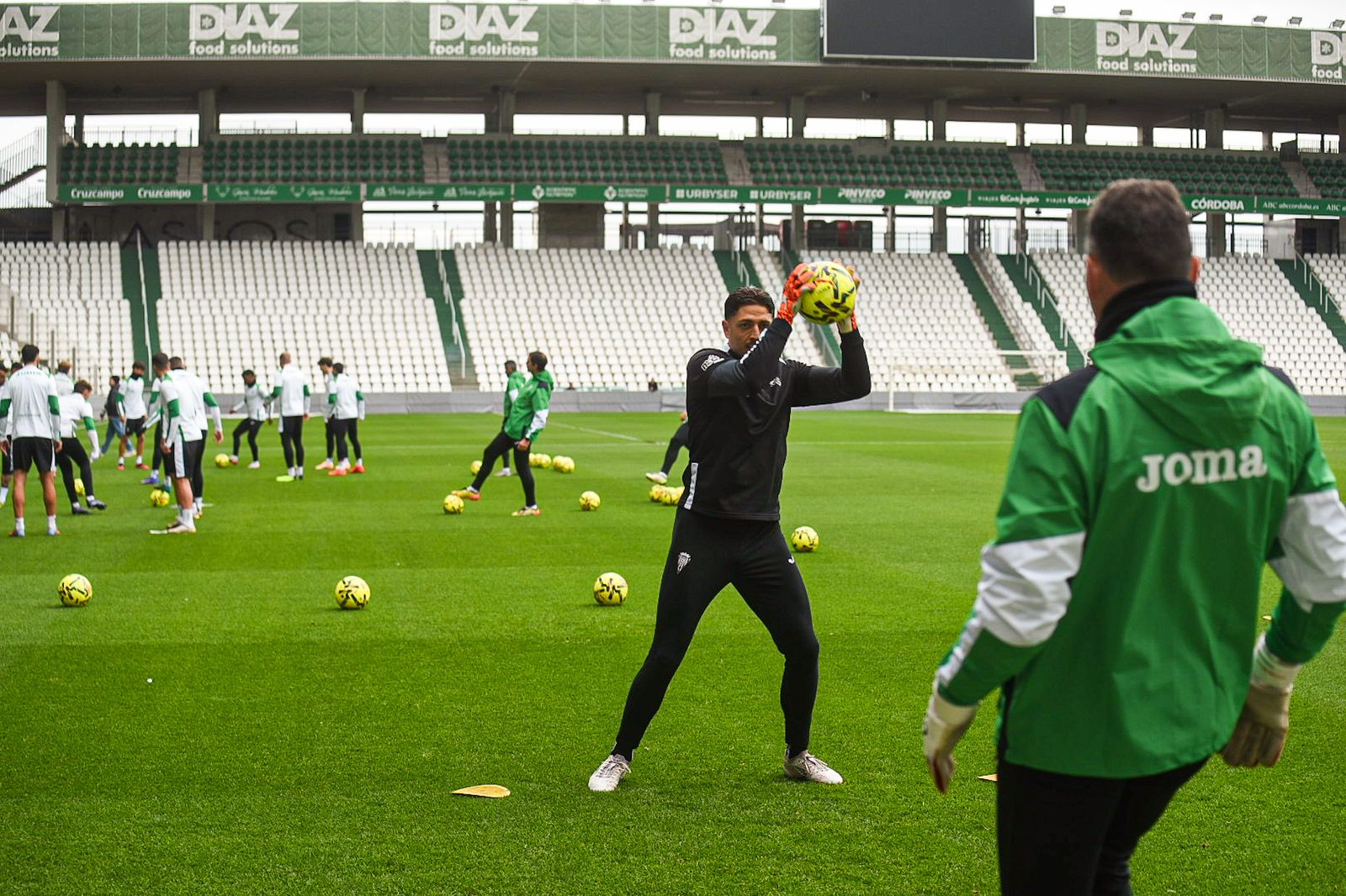 El Córdoba CF se deja querer por su afición en el Día de Año Nuevo: las fotos del entrenamiento de puertas abiertas