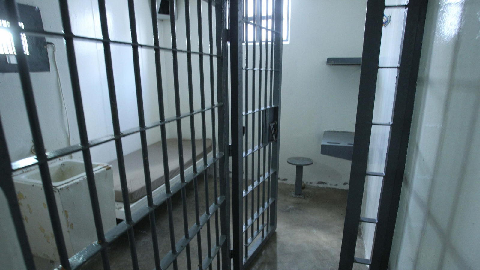 El ladrón intentó quitarse la vida cuando fue encerrado en una celda después de ser arrestado.