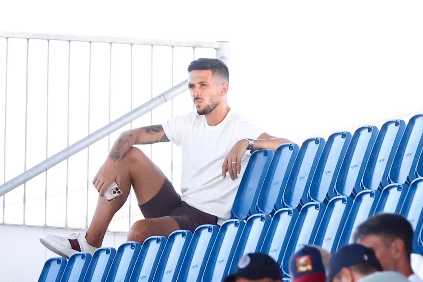 Nelson Monte ve a sus compañeros ante el Antequera desde la grada mientras se cierra su salida