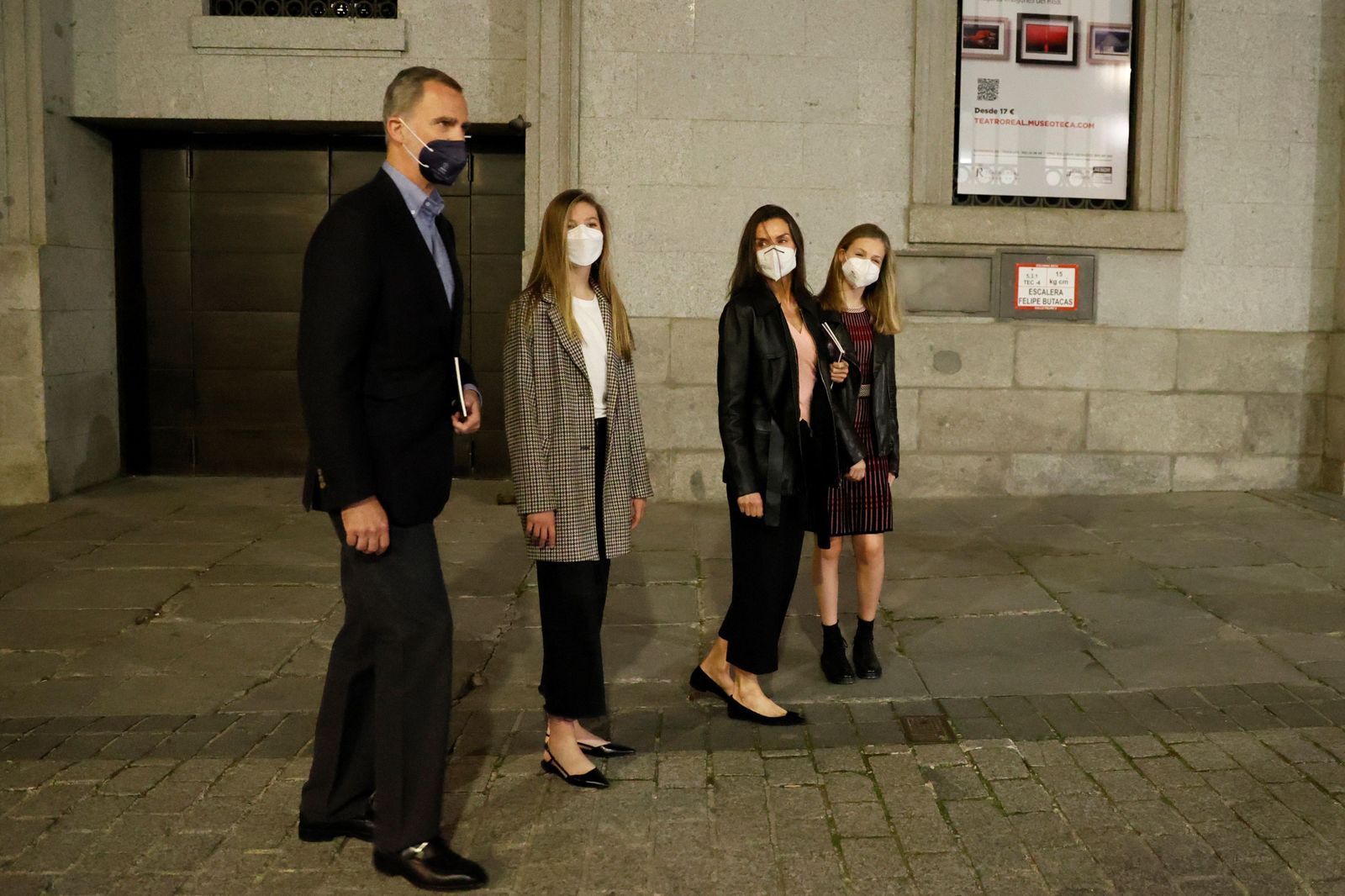 Los Reyes y sus hijas, la princesa Leonor y la infanta Sofía, a la salida del Teatro Real.