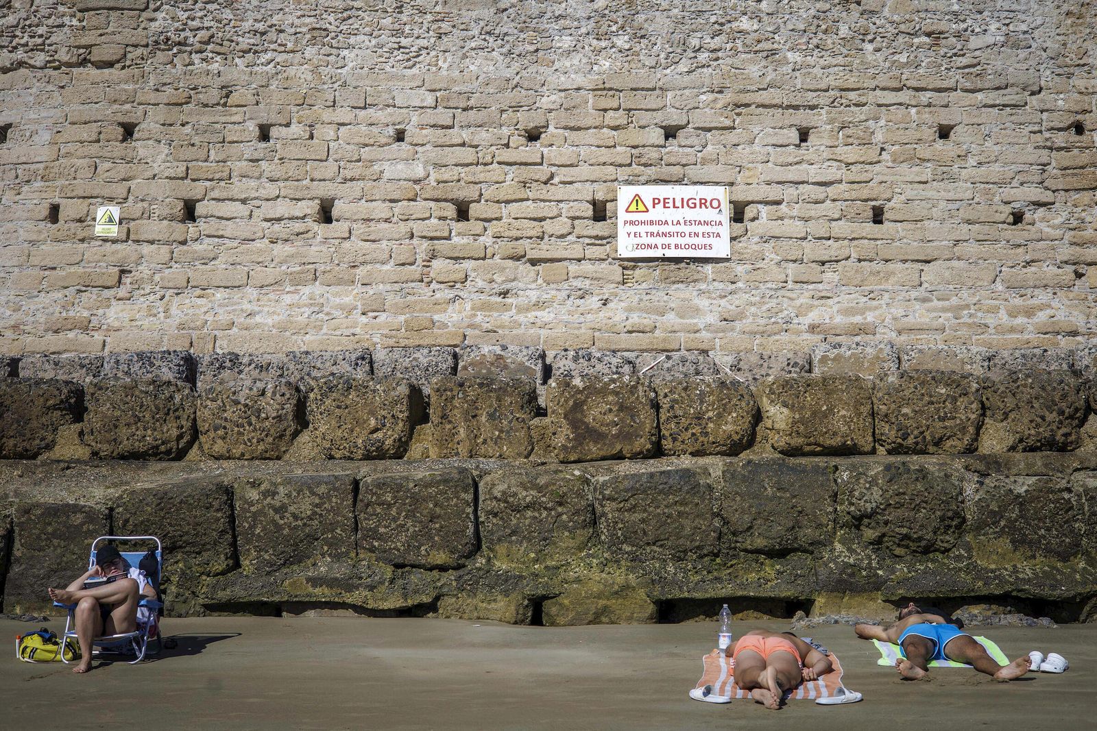Una tarde de playa junto a los bloques prohibidos de la playa de Santa María del Mar de Cádiz