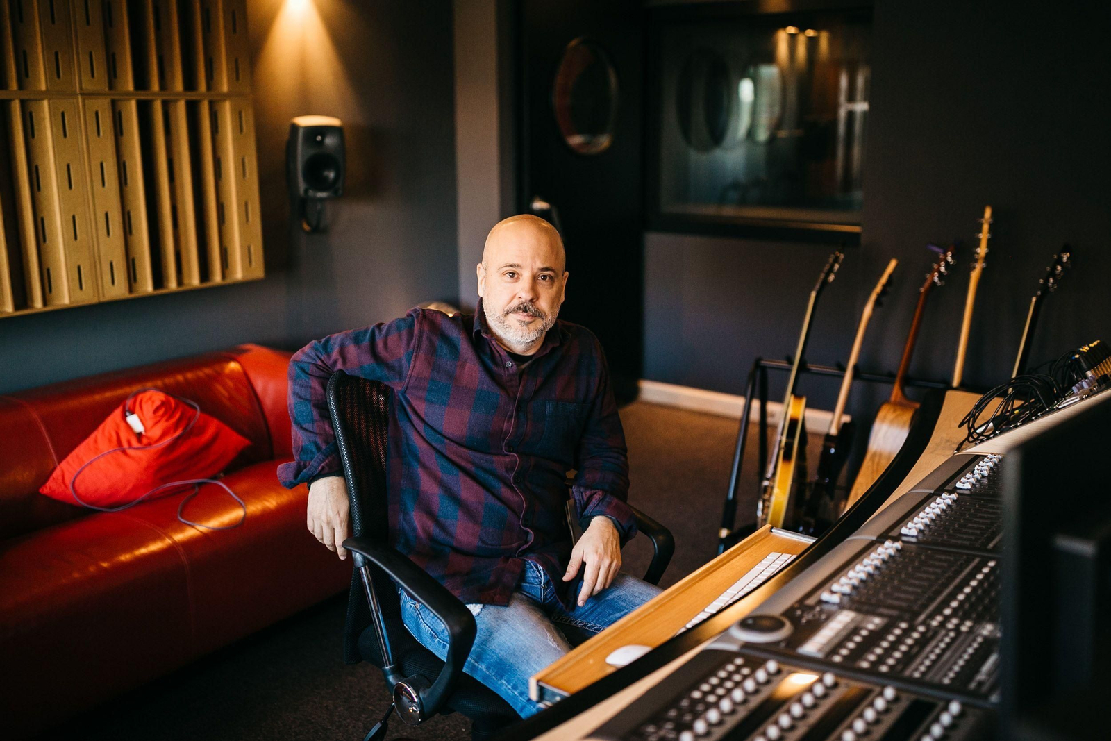 Sergio Lapuente, que se encuentra en la actualidad afincado en Madrid, en su estudio de grabación.