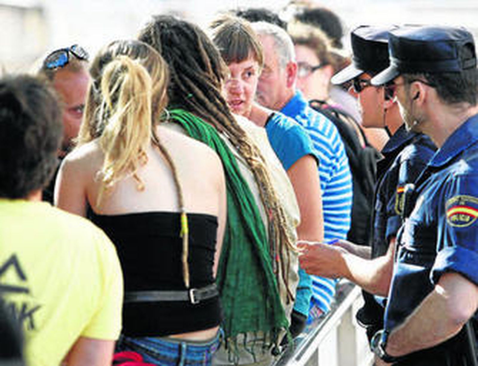 Dos momentos de la concentración de apoyo a los detenidos en los juzgados de La Caleta.