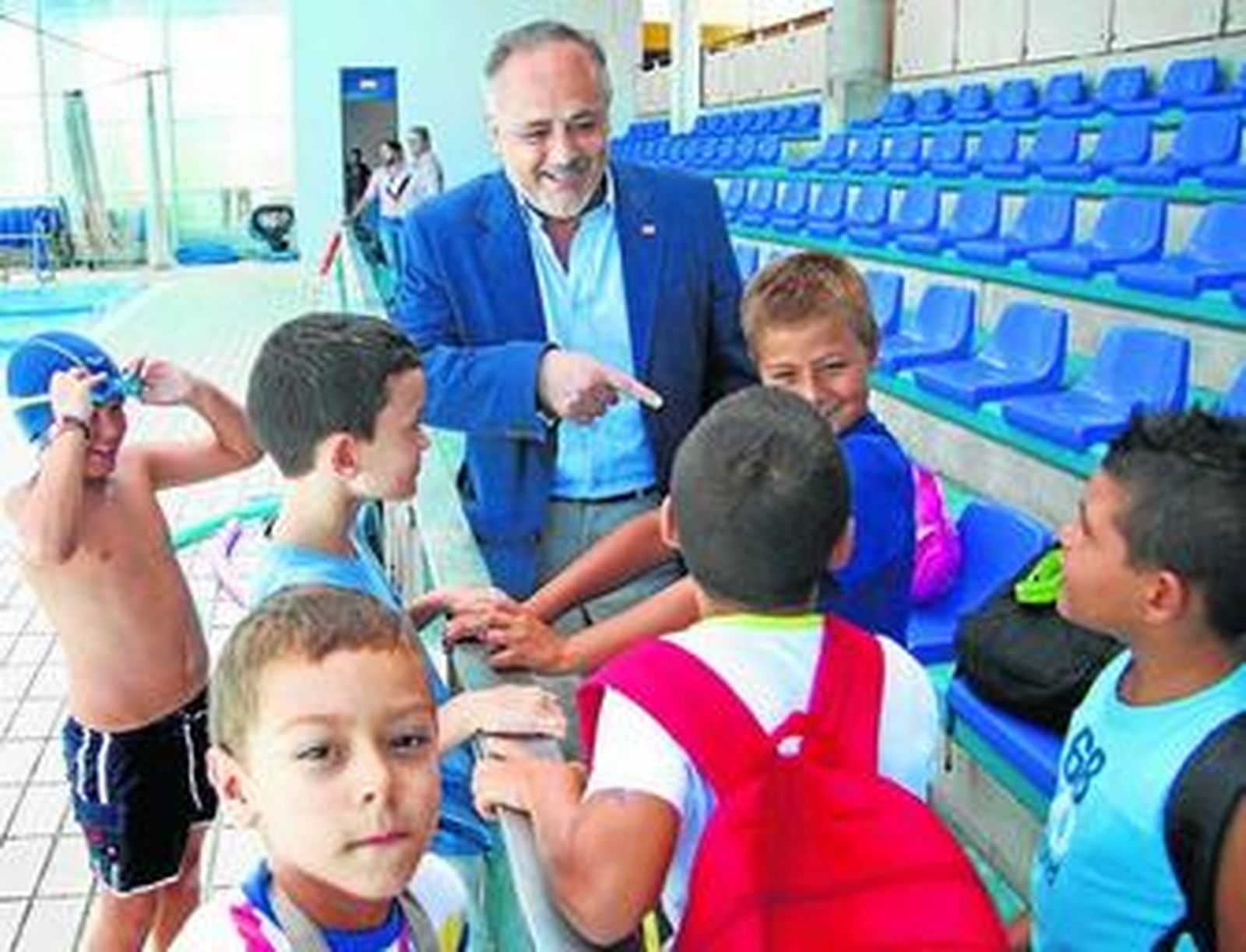 El concejal de Juventud y Deportes, José Manuel García, en la nueva piscina.