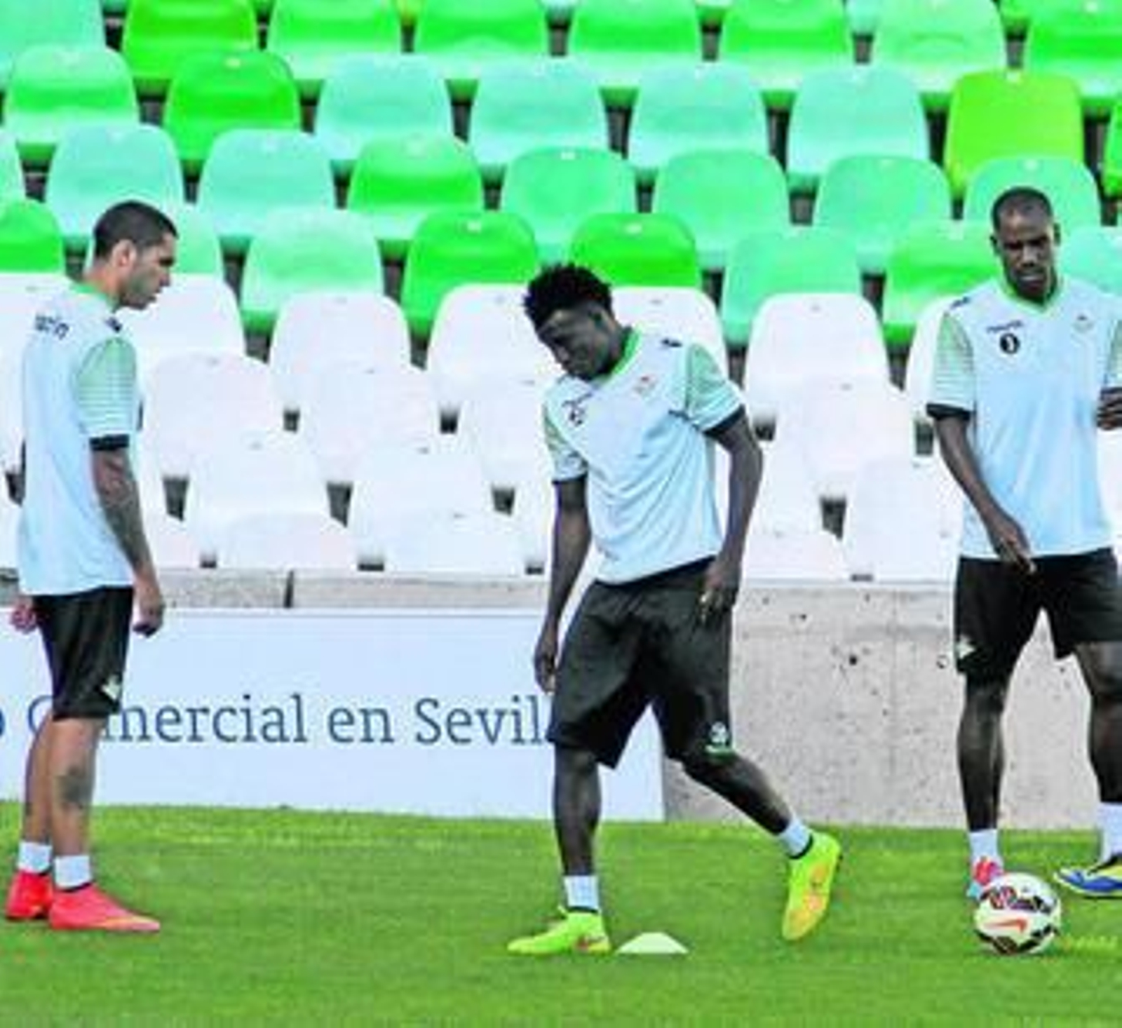 Nosa Igiebor, entre Braian y Paulao, al margen del grupo.