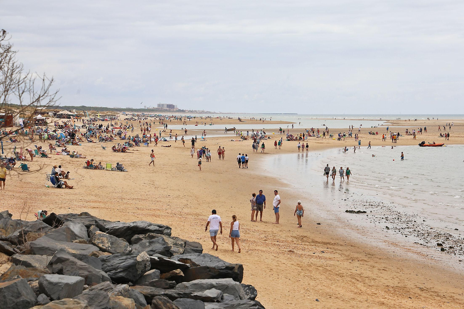 Mañanas nubladas de paseos por las playas de Huelva