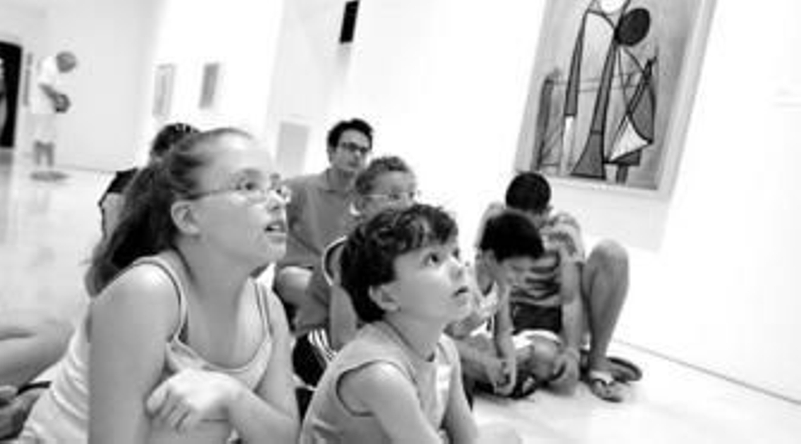 Los pequeños, en el Museo Picasso describiendo el cuadro 'Mujer en su sillón' del pintor malagueño.