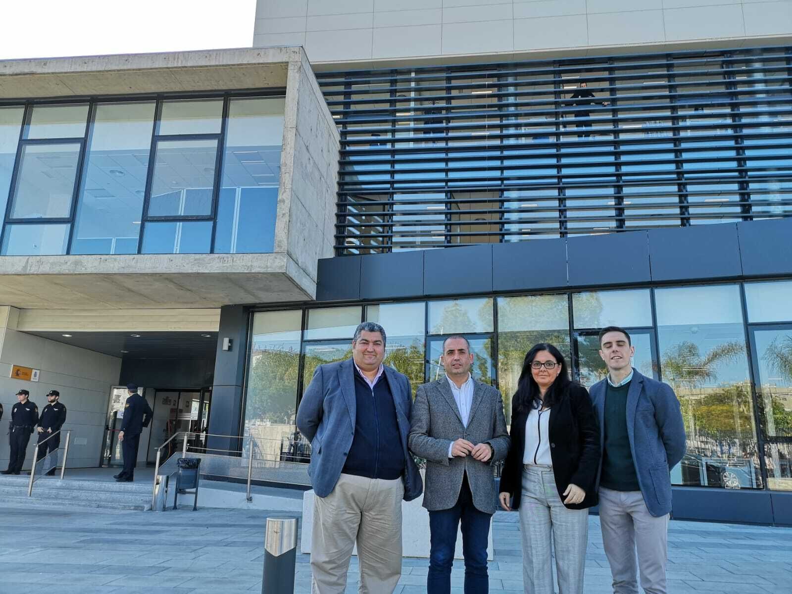 Los populares, ante la nueva comisaría de policia