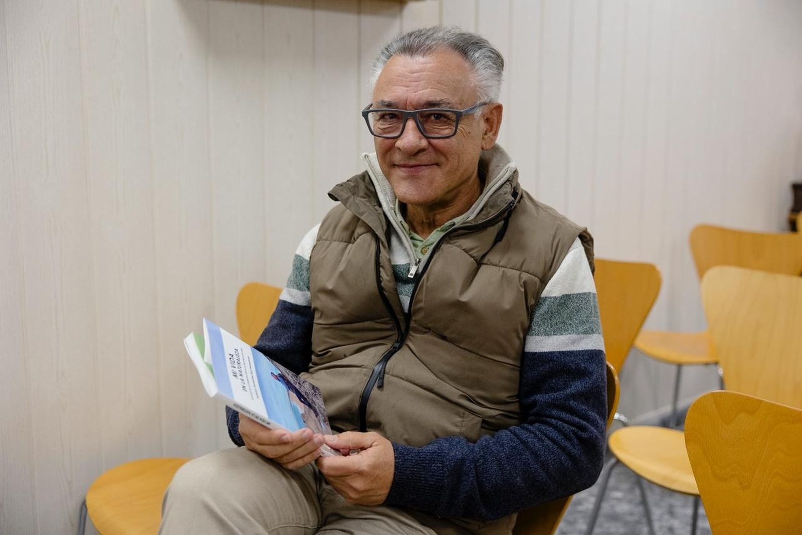 Federico Fernández posa con su libro 'Mi vida en la naturaleza'.