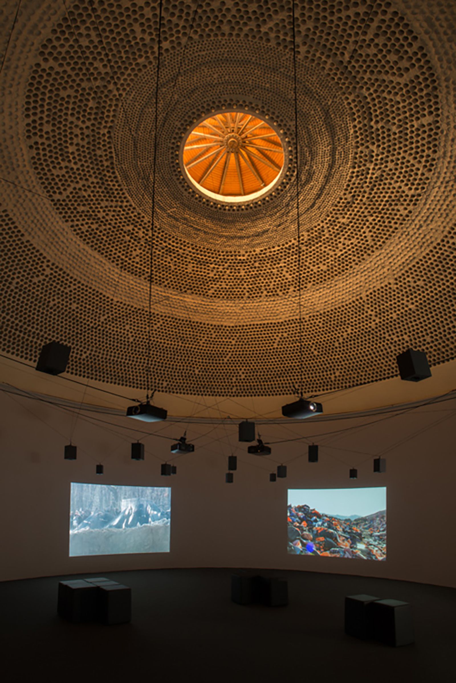 Montaje de parte de la muestra en el CAAC.