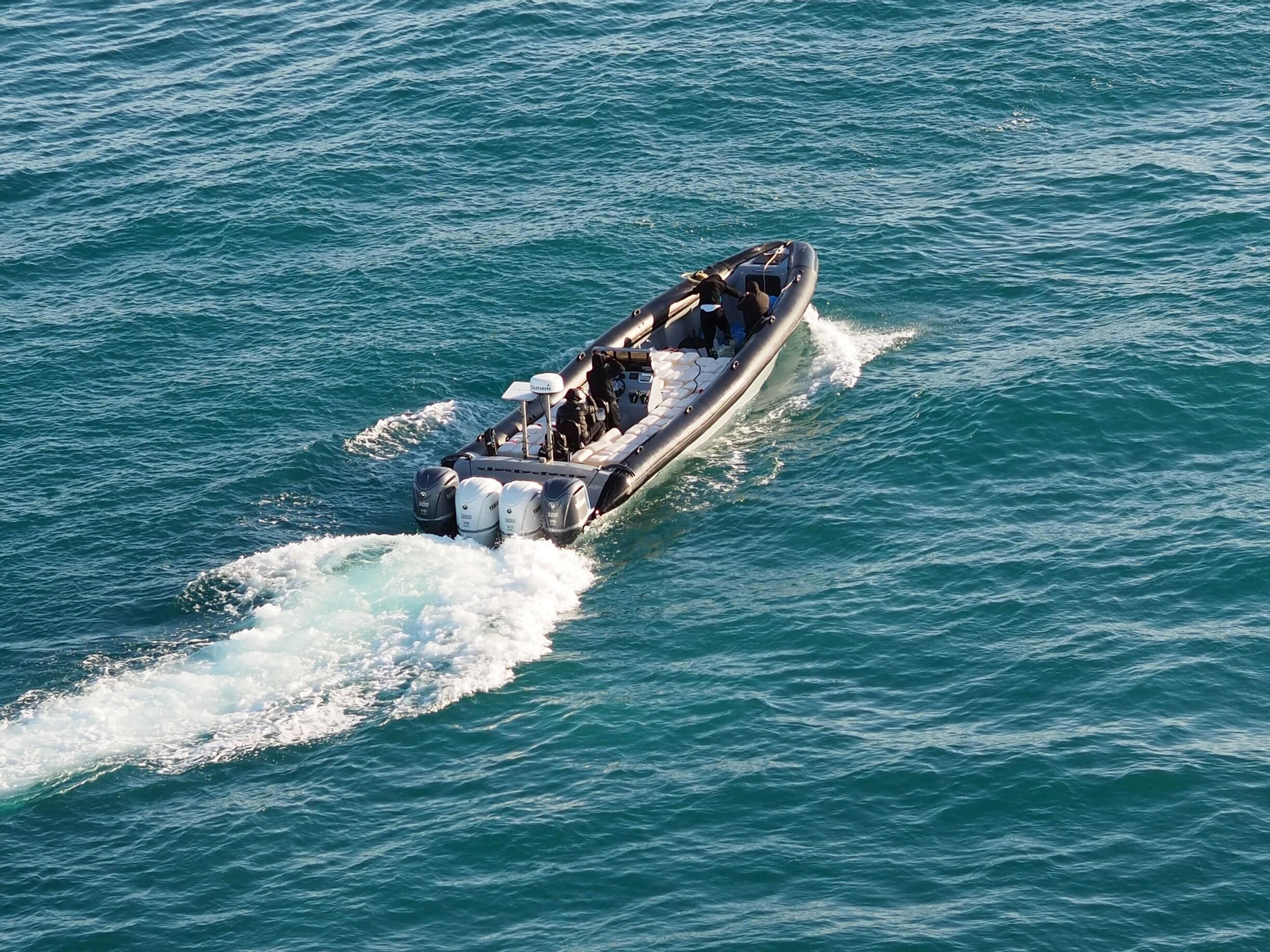 Una goma de las que transportan droga hasta las costas de Andalucía.