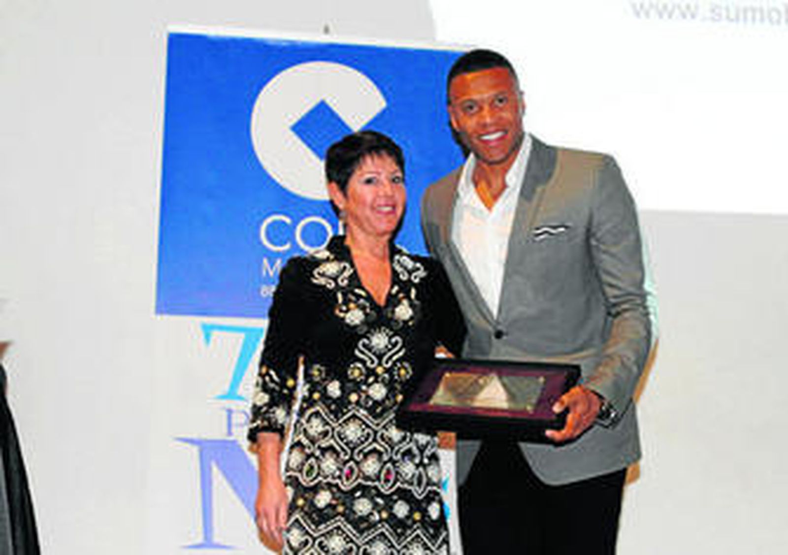 Julio Baptista recibe el premio Más Elegante de la Cadena Cope.