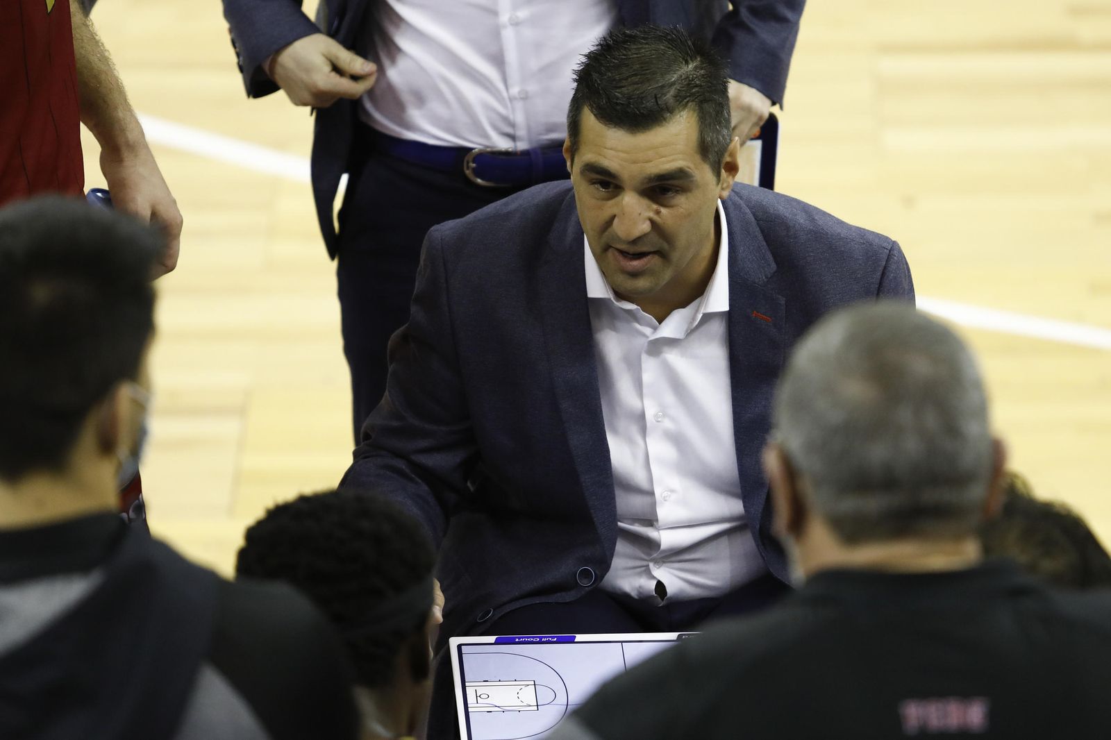 Pablo Pin durante un tiempo muerto se dirige a sus jugadores.