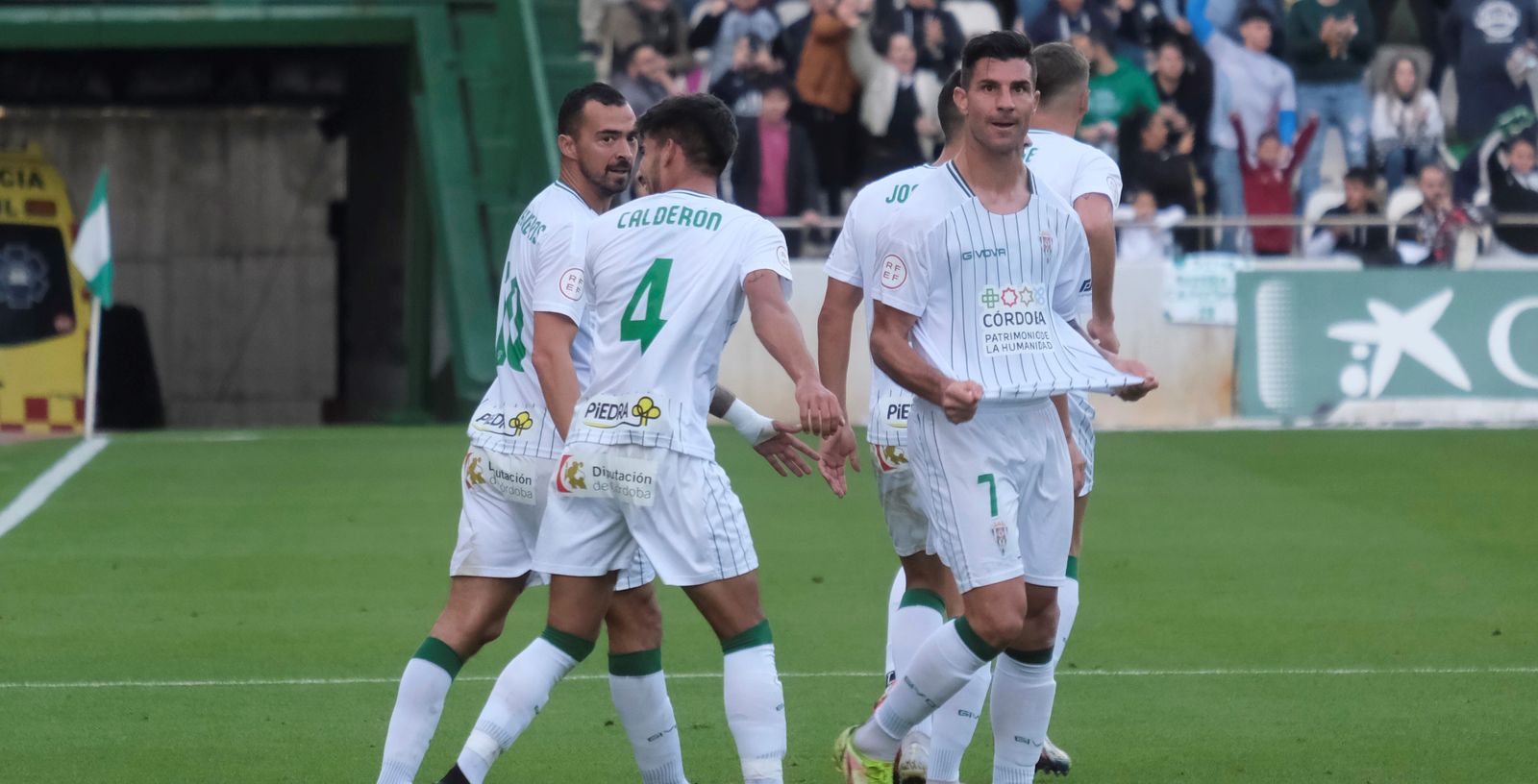 Willy Ledesma celebra con sus compañeros el gol logrado ante el Linares.