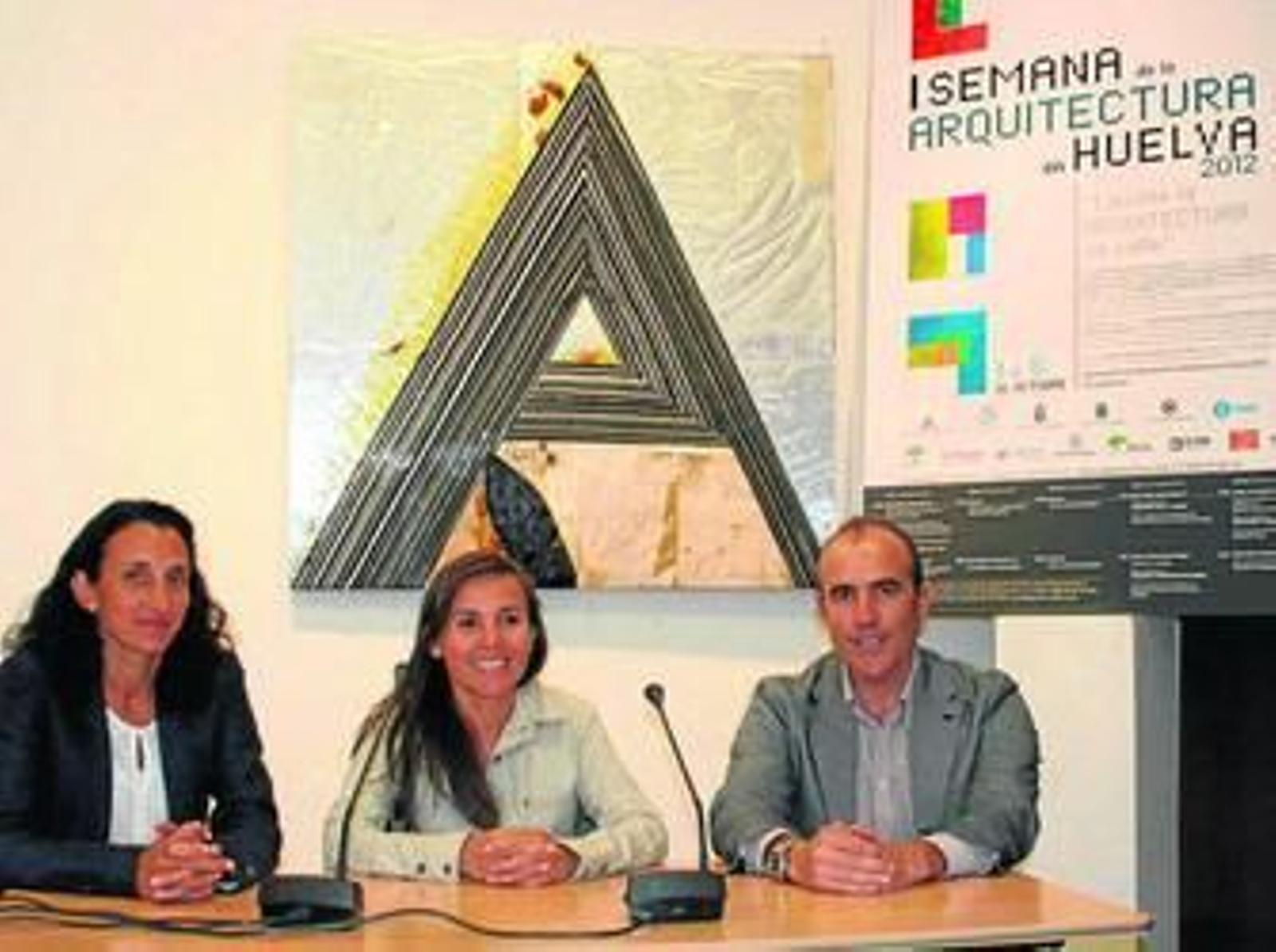 Loreto Arias, secretaria; Noemí Sánchez, decana, y Juan Báñez, tesorero del Colegio.