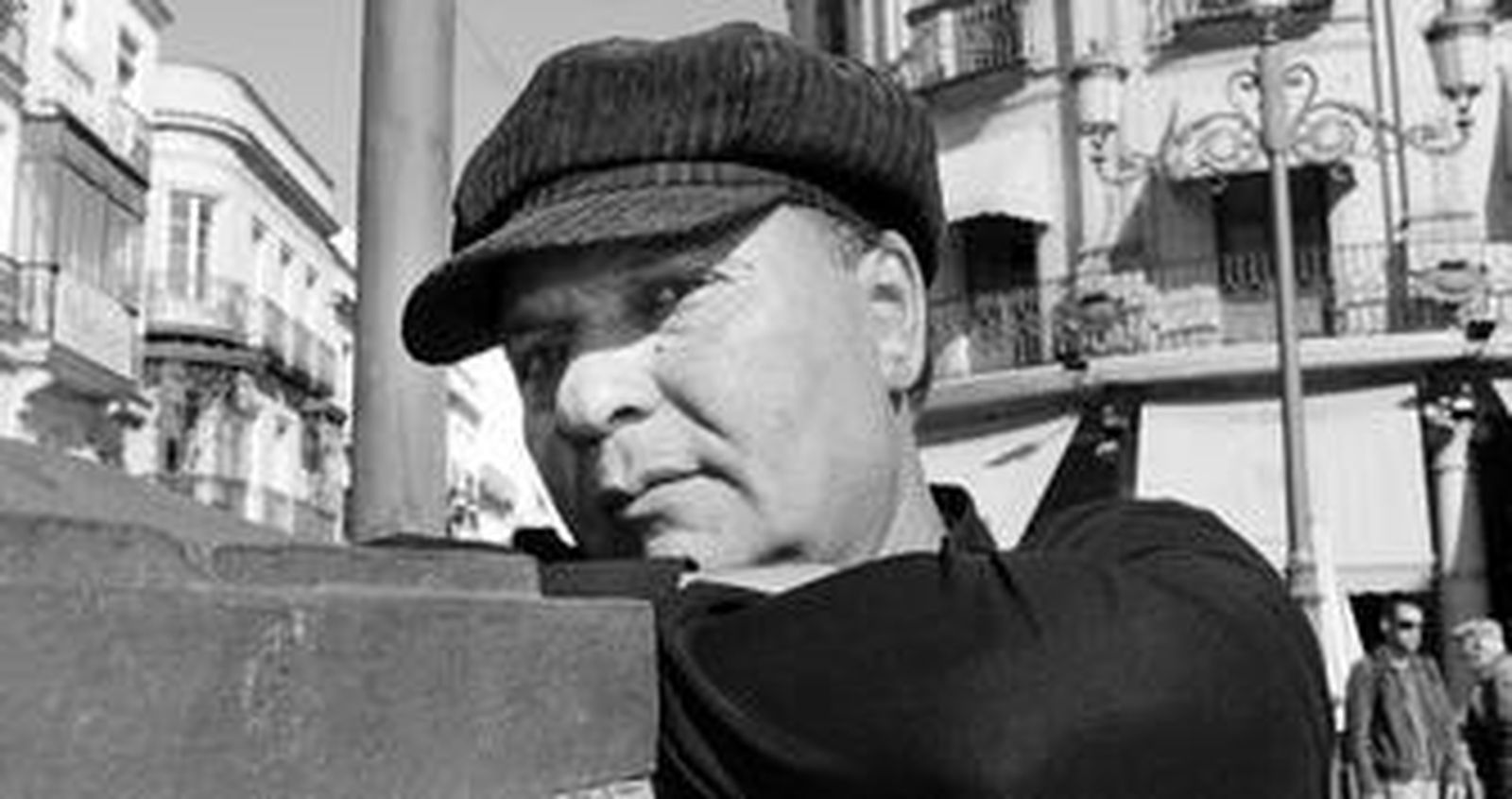 El Pele posa tras la entrevista, en días pasados, ante la fachada de El Gallo Azul.