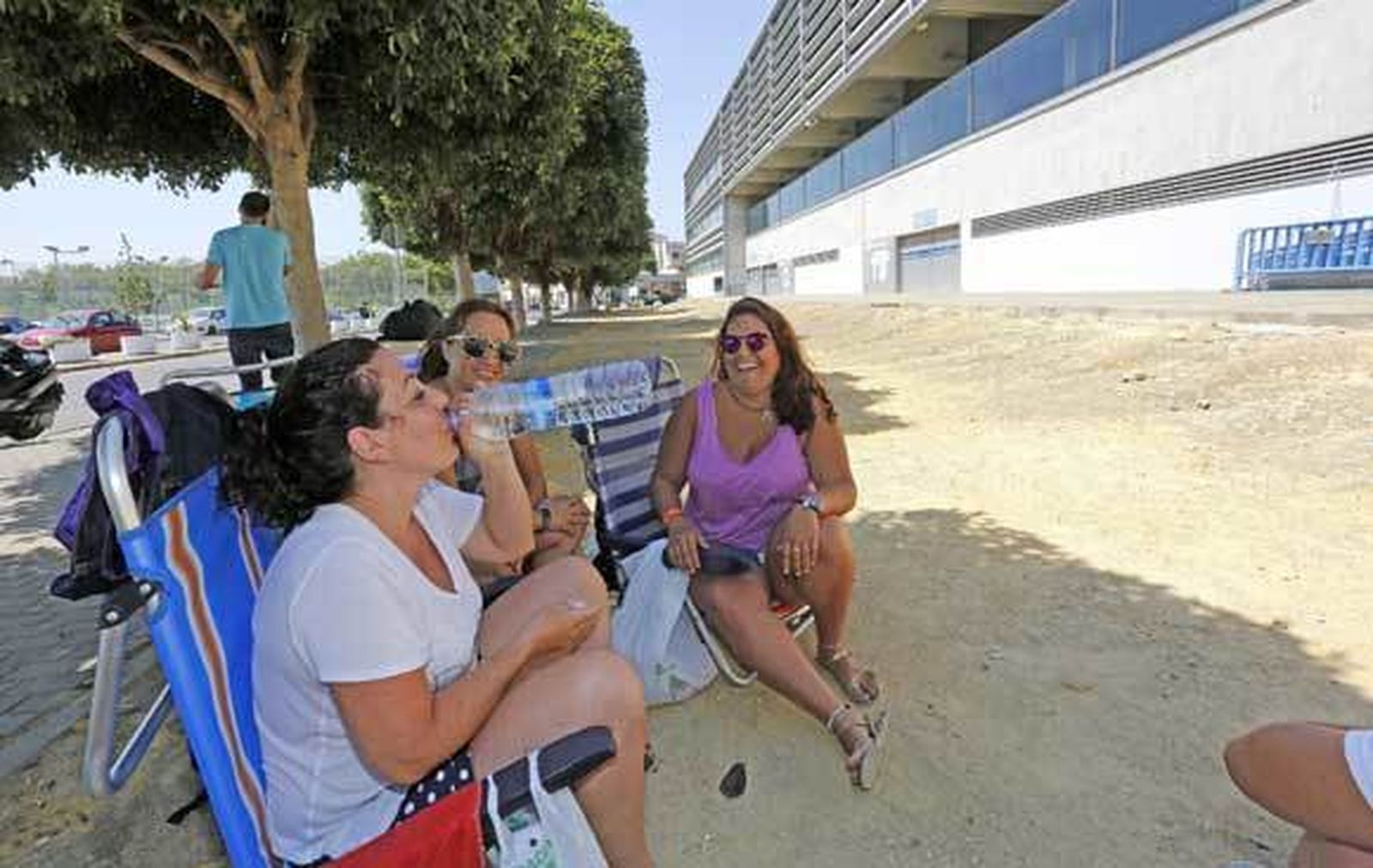 El grupo de incondicionales de Alejandro Sanz, ayer al mediodía. /Vanesa Lobo