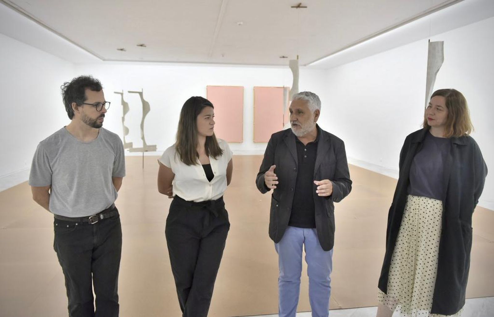 De izquierda a derecha: los artistas Pablo M. Arenillas y Julia Fuentesal; el director del CAAC, Juan Antonio Álvarez Reyes; y la comisaria de la muestra, Beatriz Espejo.