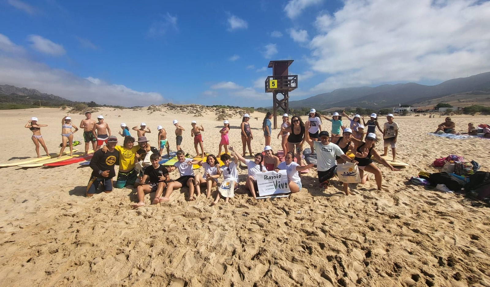 Un grupo de jóvenes en una actividad de Barrio Vivo en la playa de Getares.