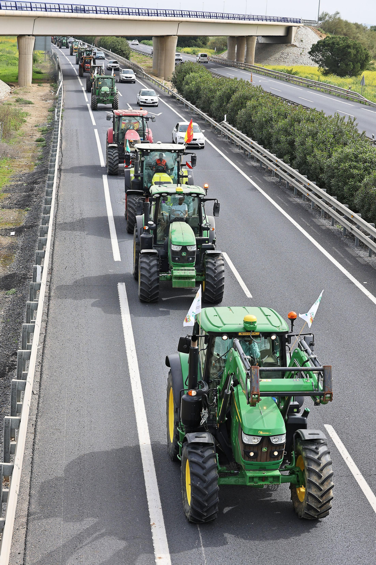 Imágenes de la multitudinaria tractorada de los agricultores en Huelva