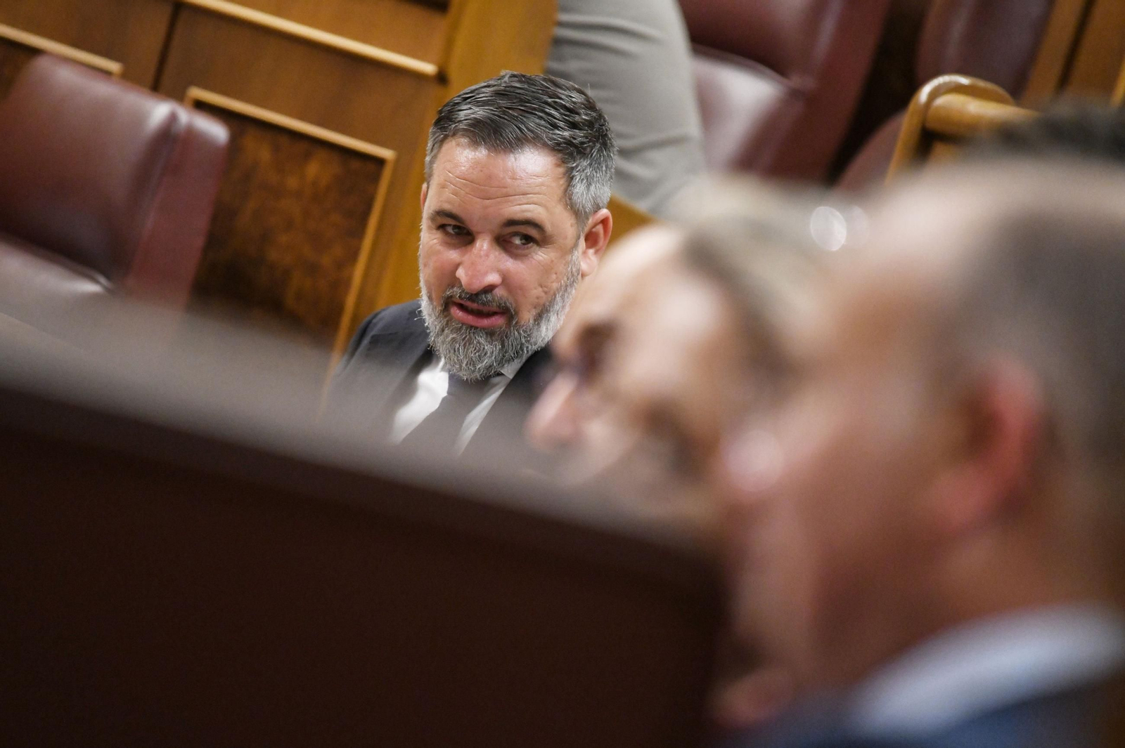 El líder de Vox, Santiago Abascal, critica a Feijóo por decir "una cosa y la contraria" en inmigración.