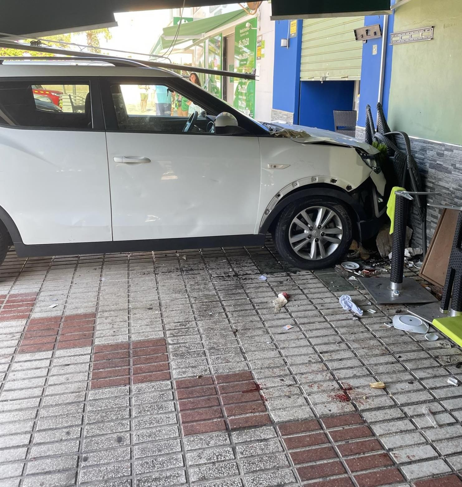 Un coche automático se empotra contra un bar de Rincón de la Victoria, cuatro clientes resultaron heridos