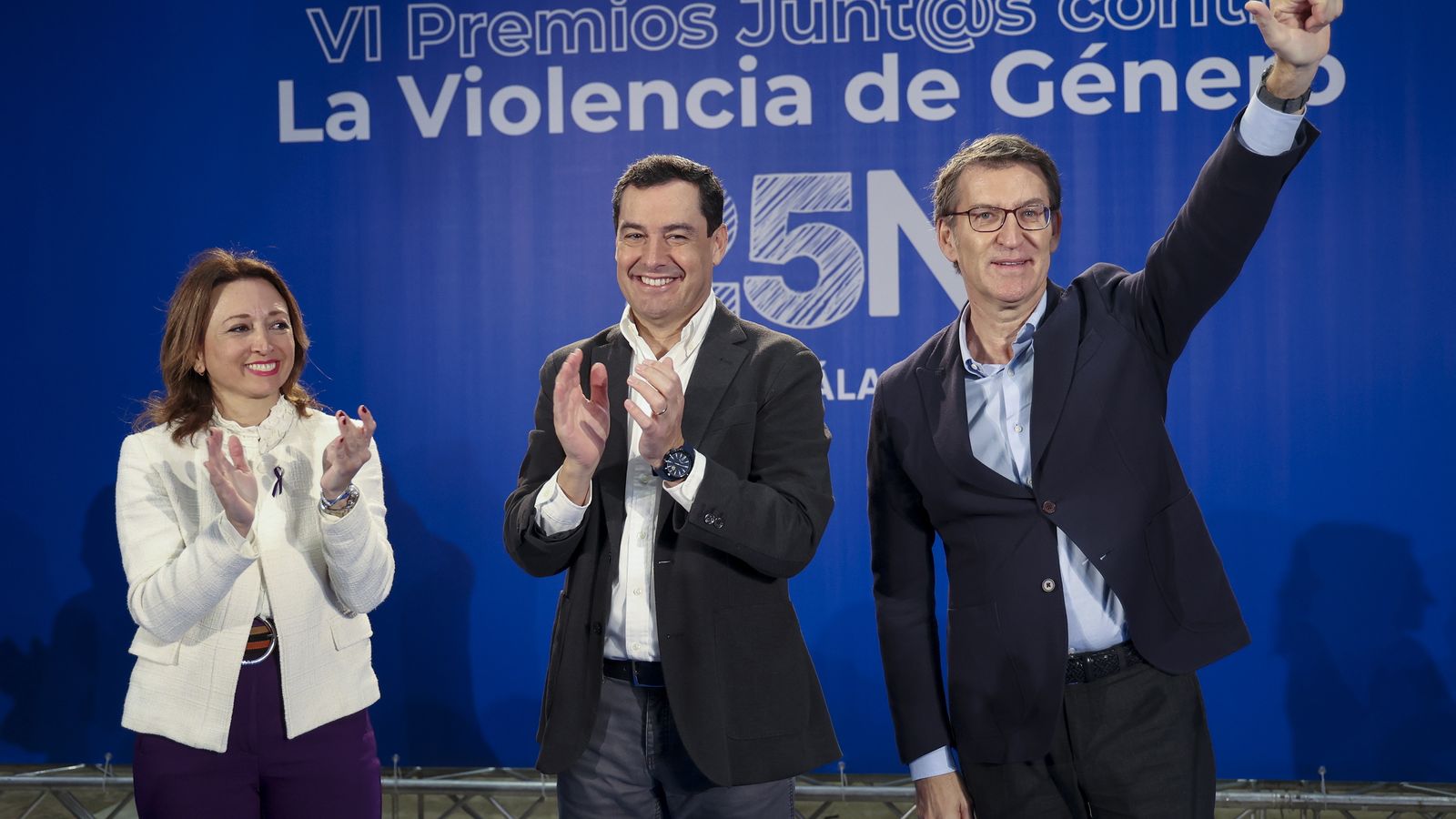 Patricia Navarro, Juanma Moreno y Alberto Núñez Feijóo, en Málaga.