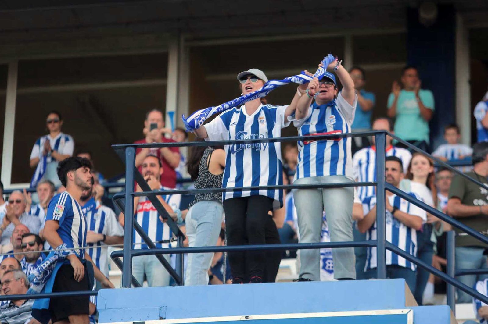Imágenes del gran ambiente en el Nuevo Colombino en el ascenso del Recre