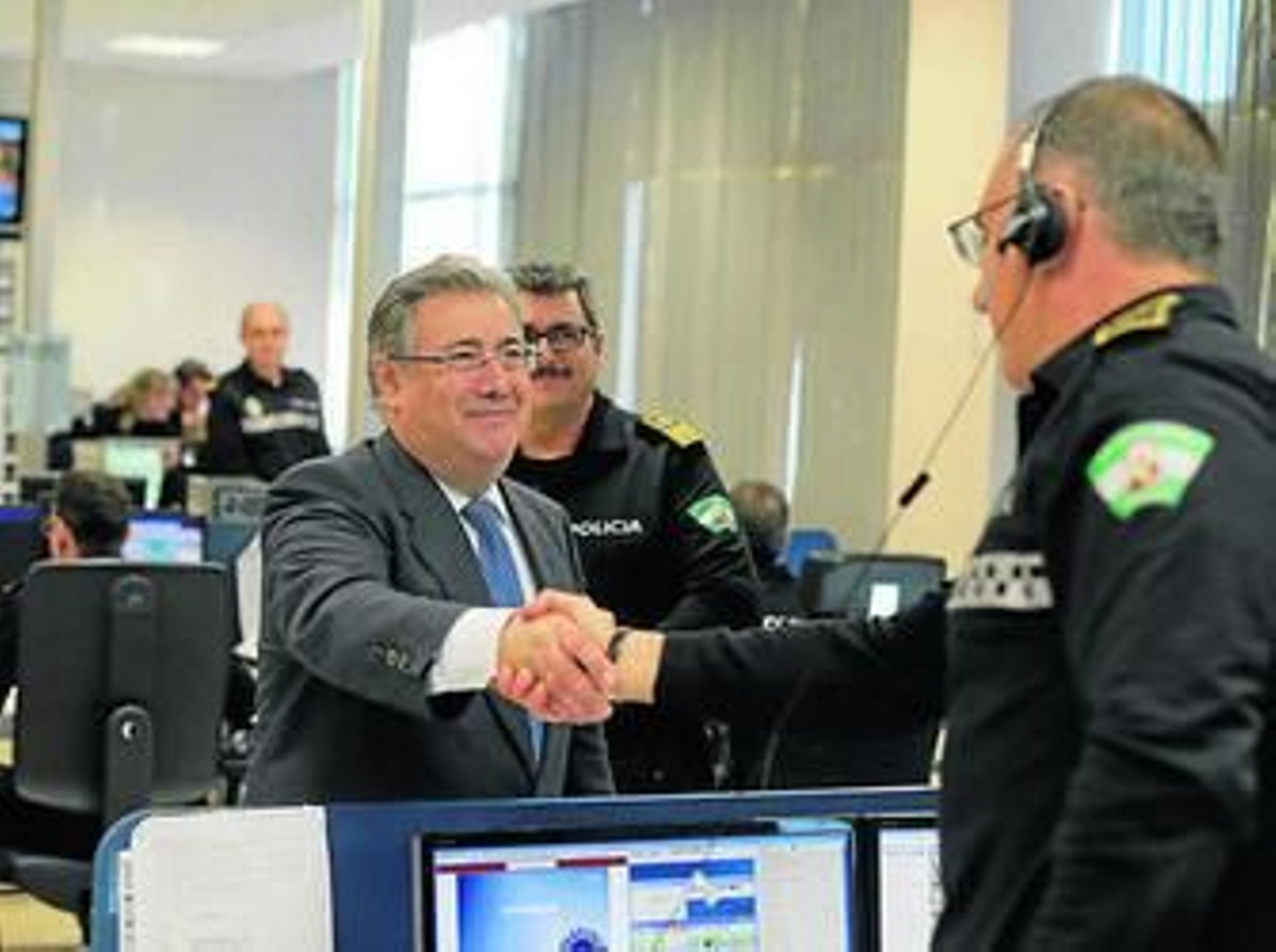 El alcalde saluda a un agente de la unidad de Transmisiones, el pasado lunes.