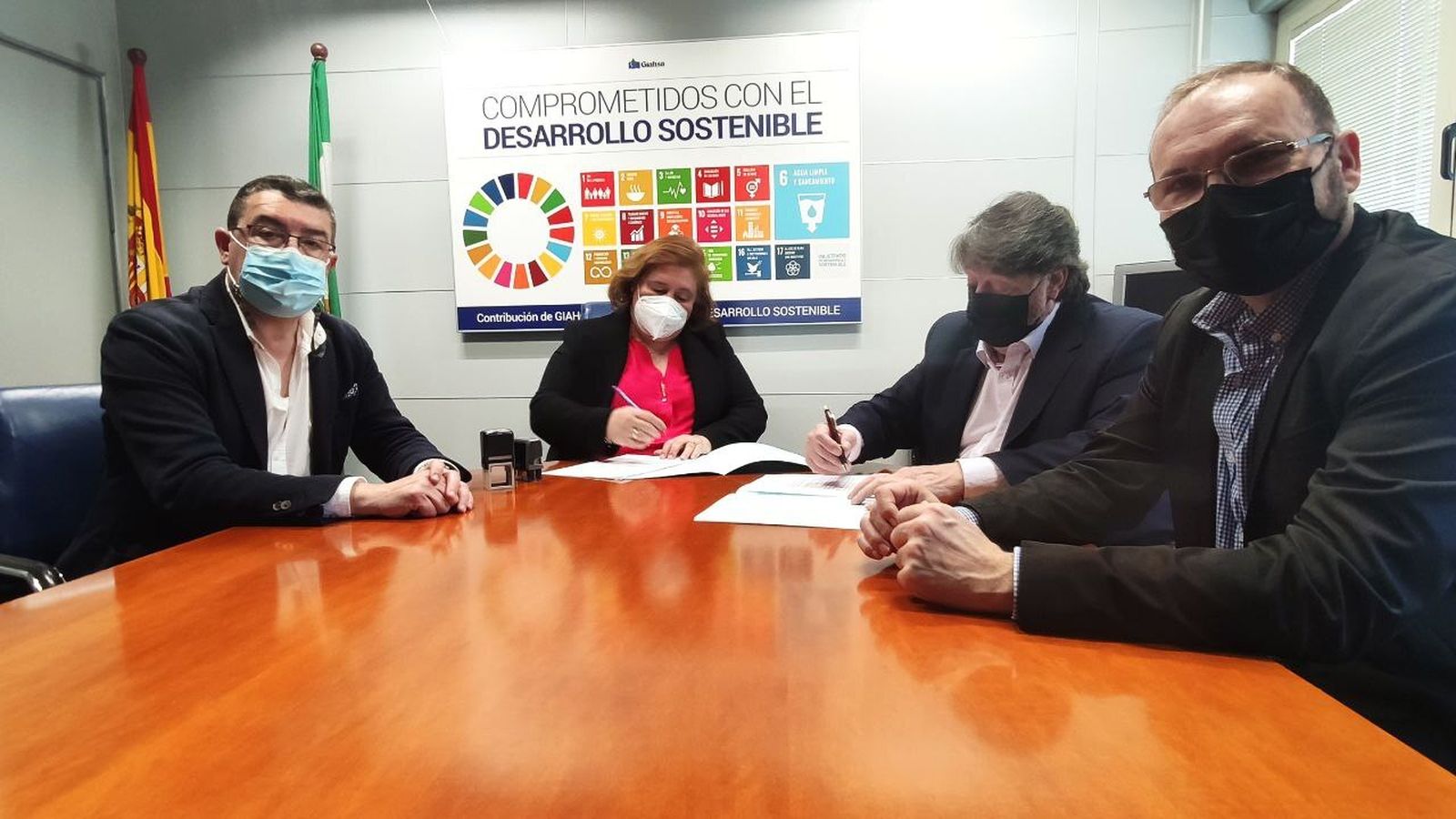 Laura Pichardo y Modesto Pavón en la firma del convenio de colaboración.