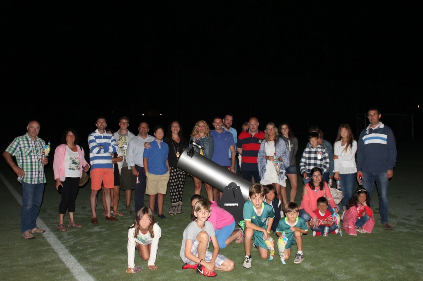 Familias enteras aficionadas a la astronomía participan en la observación de la lluvia de estrellas.