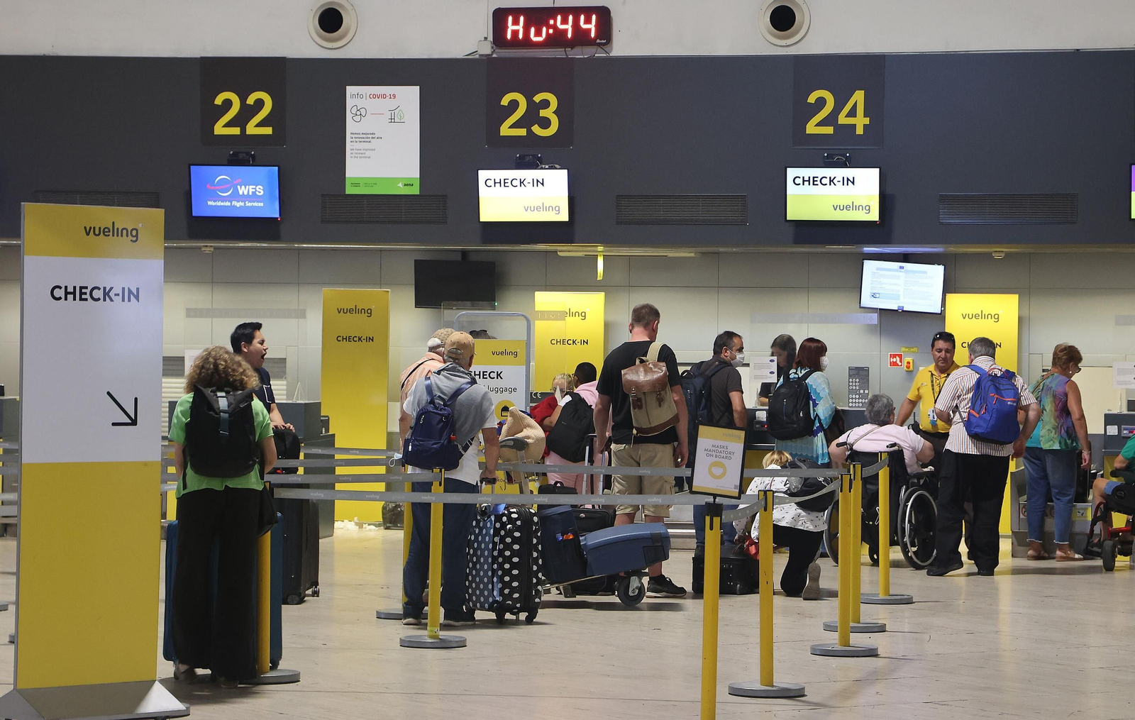 Pasajeros esperando la cola de facturación en el aeropuerto de Sevilla, en una imagen de archivo.