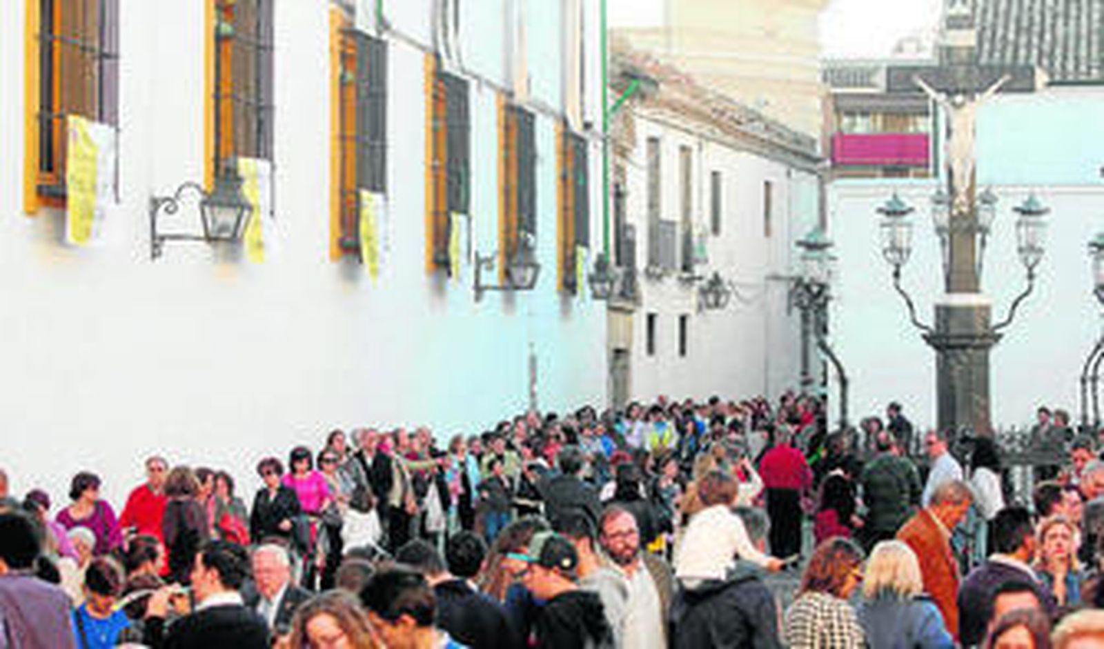 Colas en Capuchinos para ver a la Virgen de los Dolores.