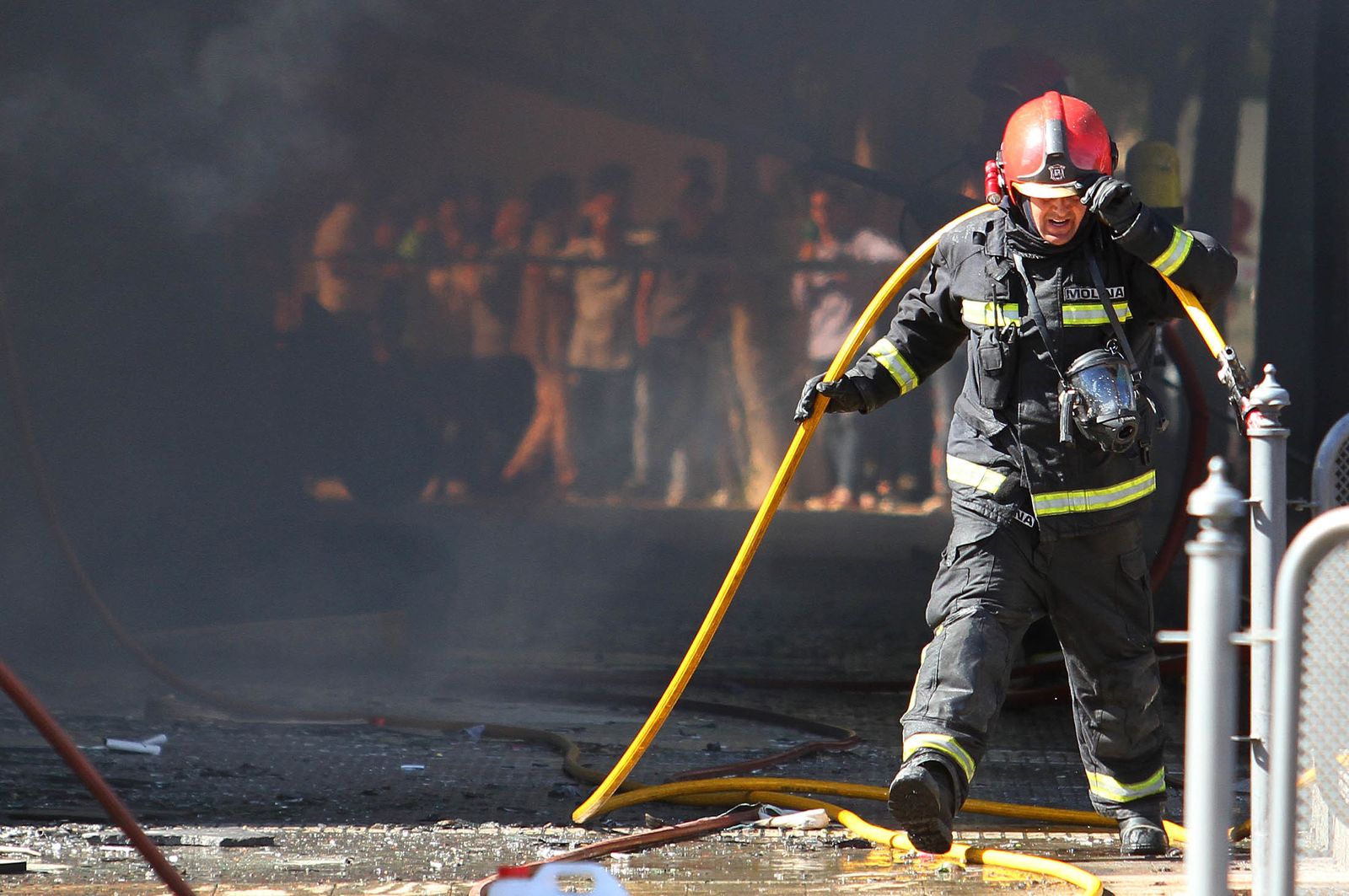 Imágenes del incendio de un bazar en la avenida de Santa Marta.