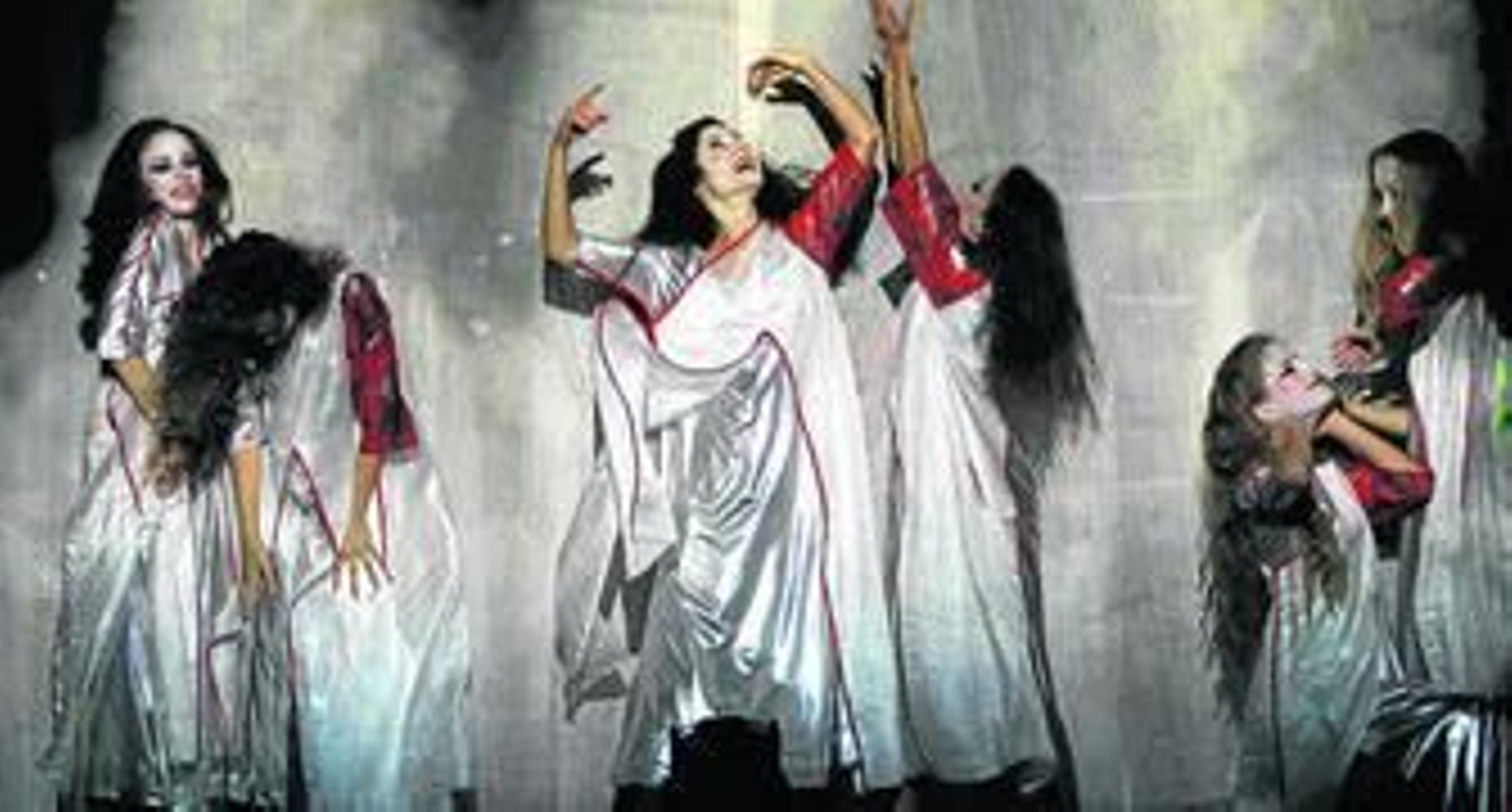 EMOCIÓN. El público premió la propuesta de La Fura dels Baus con más de quince minutos de aplausos, que obligaron a los miembros de la compañía a alargar la actuación con unos imprevistos bises.