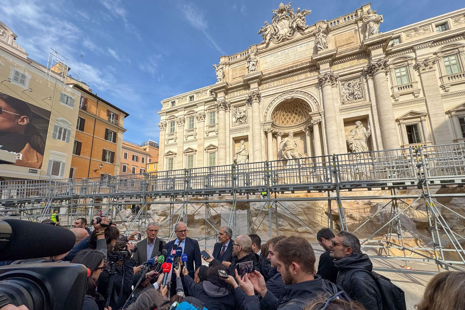 La Fontana de Trevi ya se puede observar de cerca gracias a una polémica pasarela