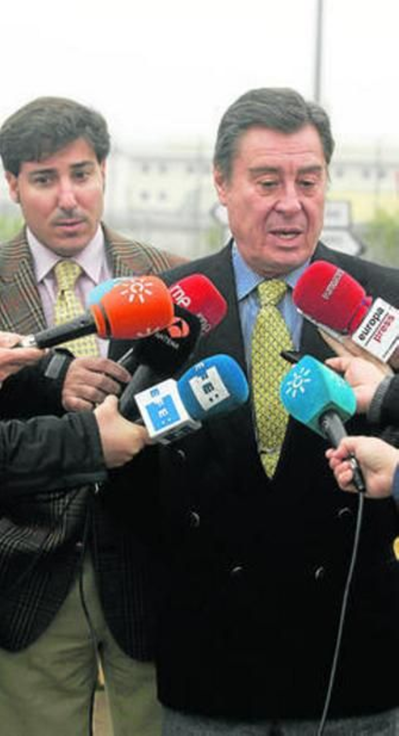 Sánchez de Puerta comparece ante los medios.