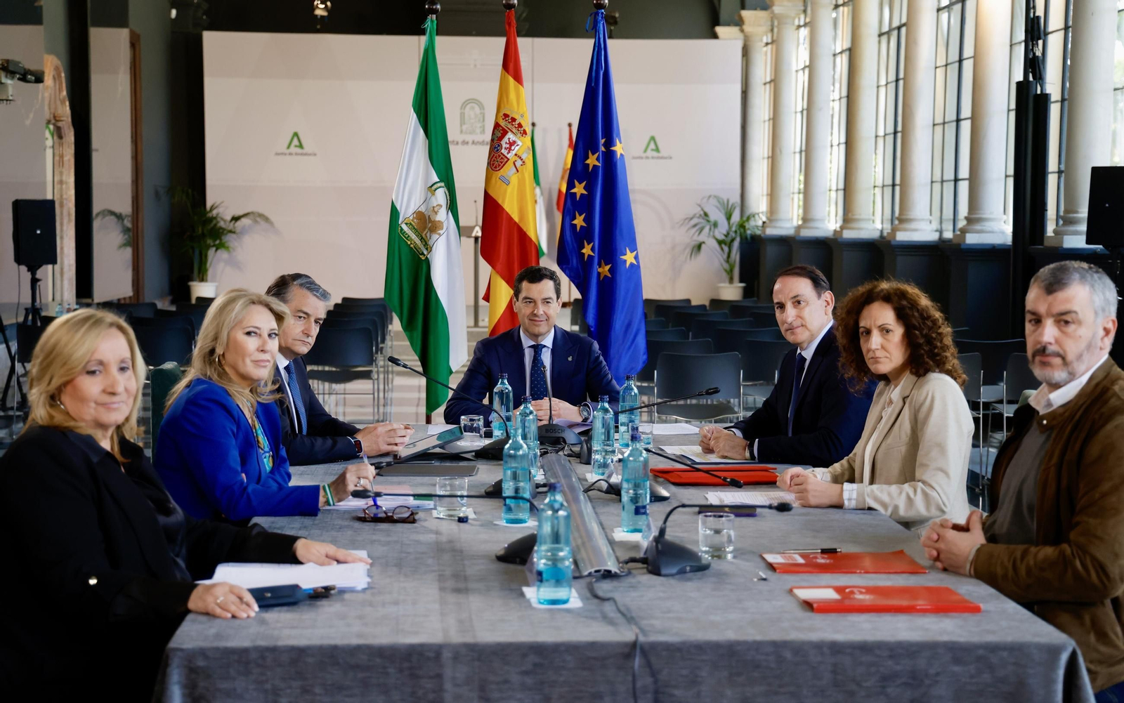 Juanma Moreno, reunido este lunes con los líderes de UGT, CCOO y la Confederación de Empresarios.