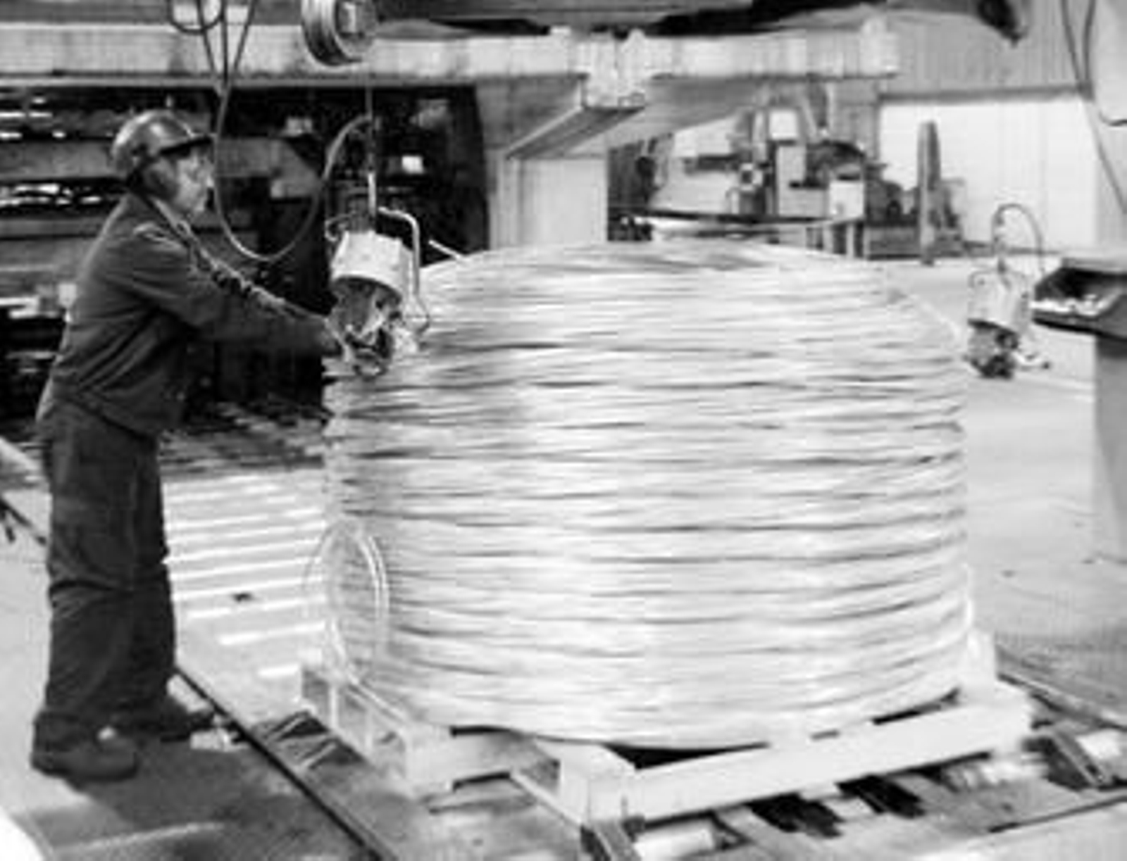 Un operario trabaja en una empresa dedicada al sector del cobre.