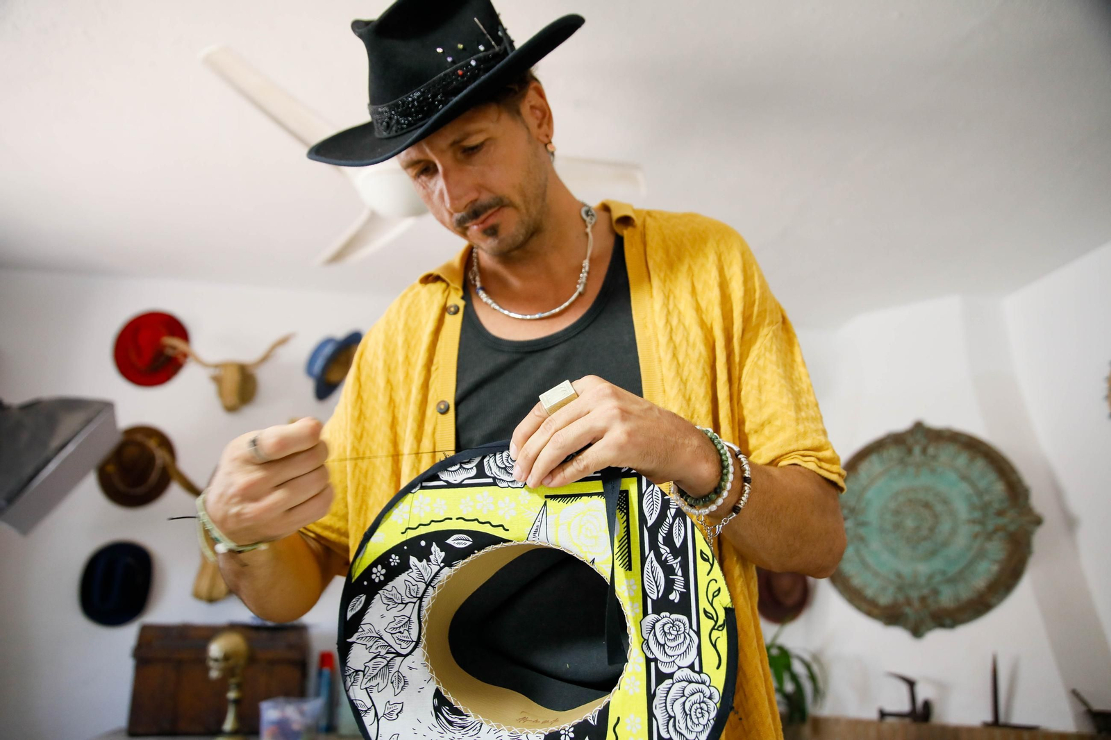 Imágenes del proceso creativo en sombreros de Alejandro Mateo