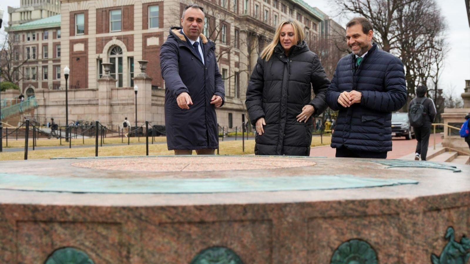 La alcaldesa de Granada (centro), el presidente de la Diputación (izquierda) y el director del Instituto Cervantes (derecha), han presentado la candidatura en Nueva York