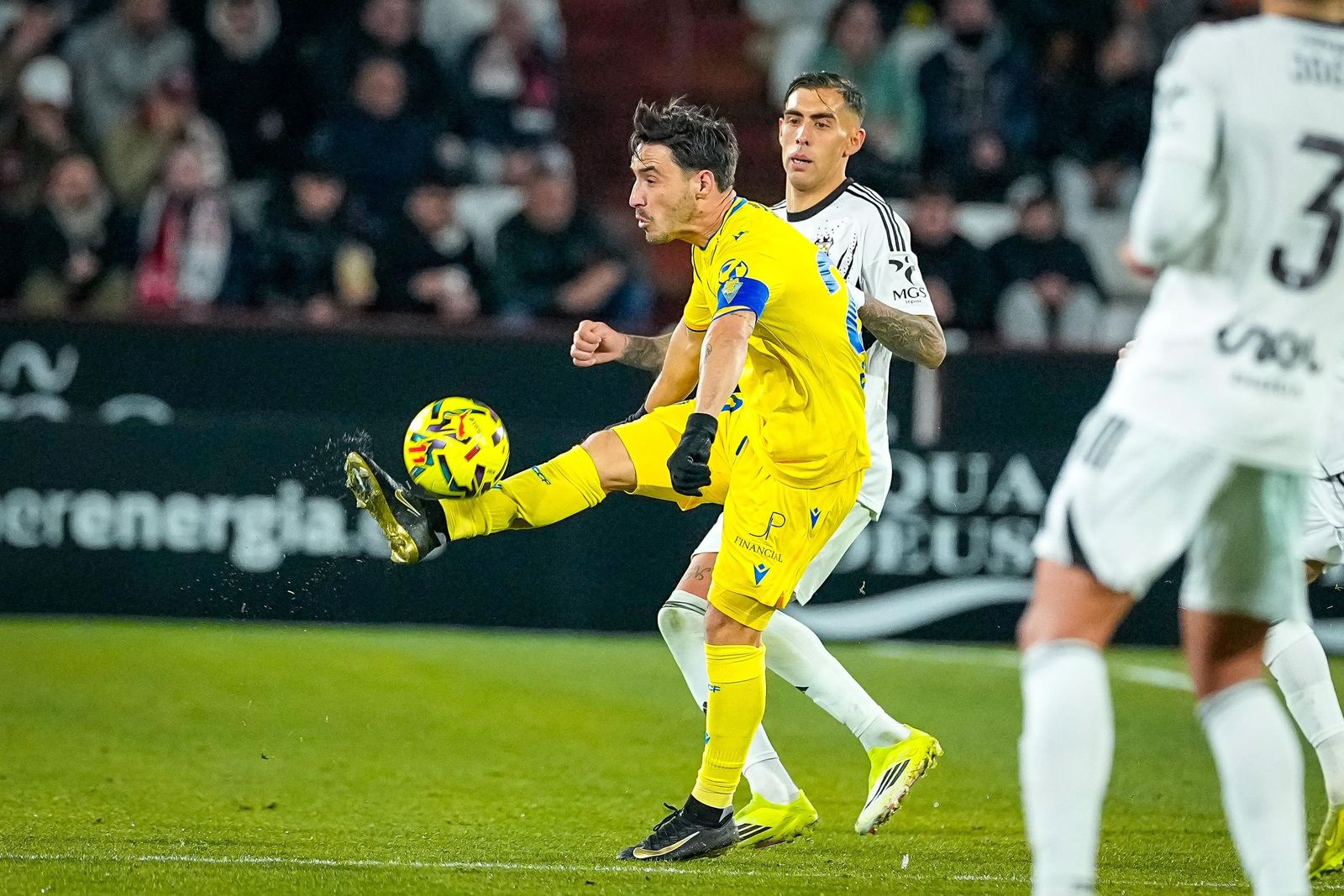 Iza Carcelén trata de alejar un balón del área cadista.