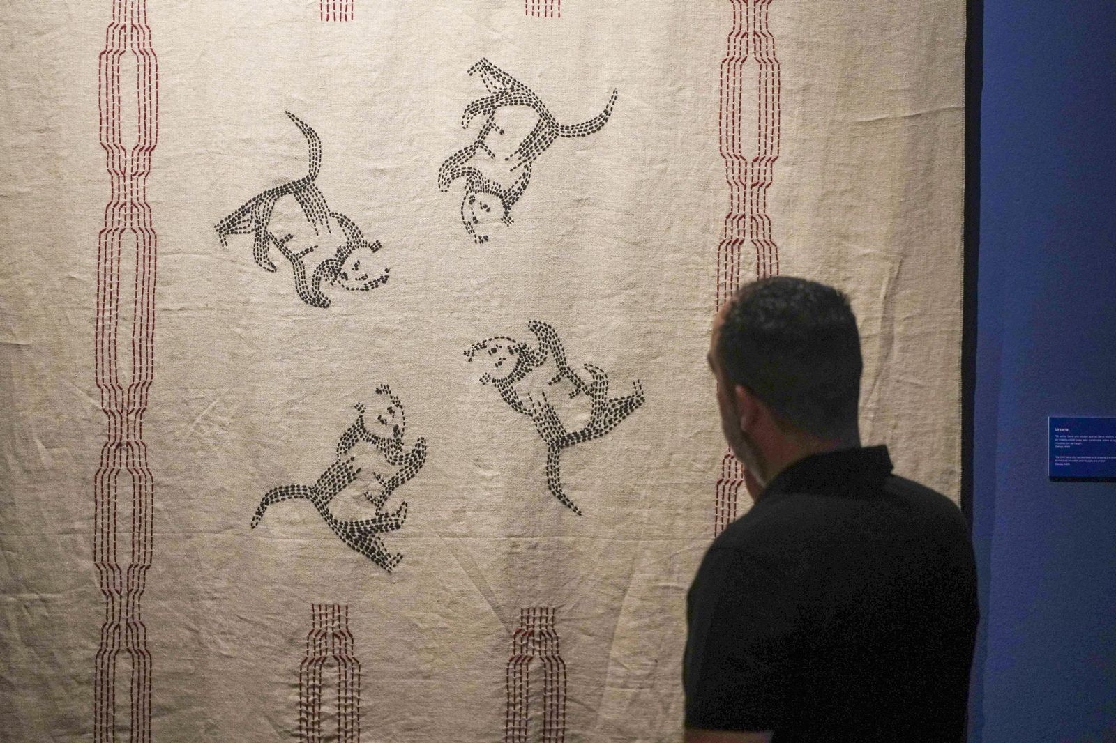 Un hombre observa una de las piezas de la exposición