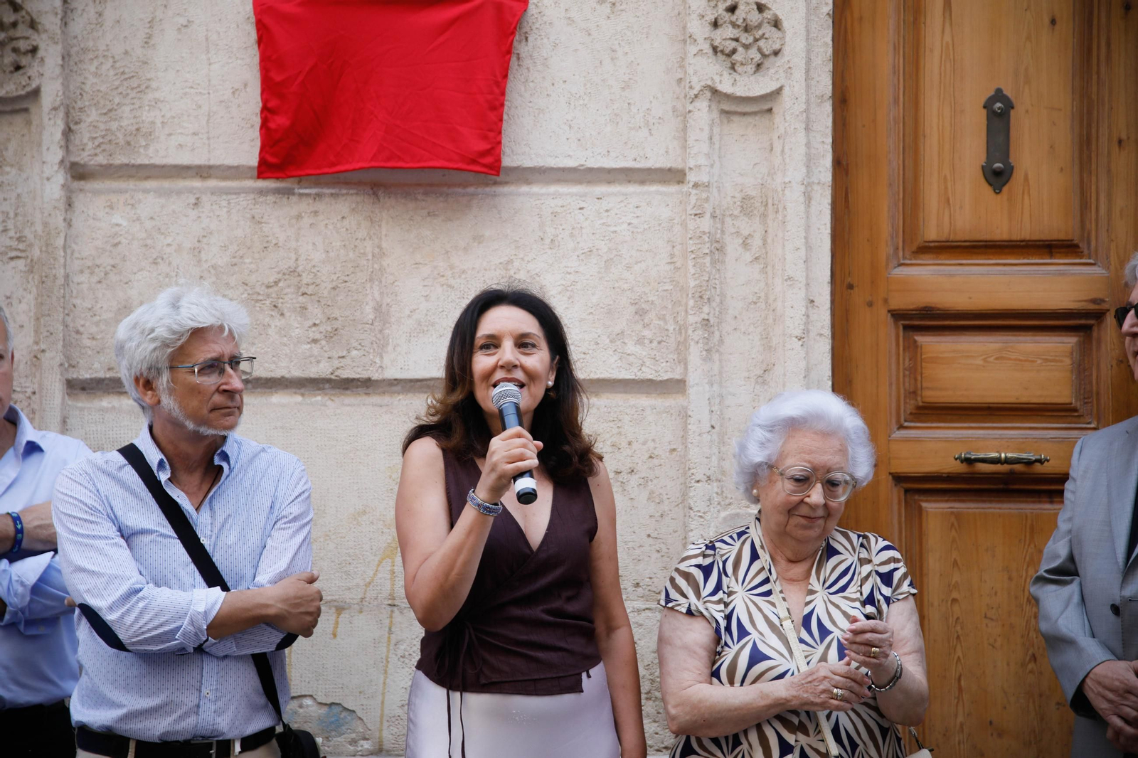 La Asociación de Vecinos del Casco Histórico inaugura una placa en homenaje al periodista Juan Martínez Martín 'Volapié'