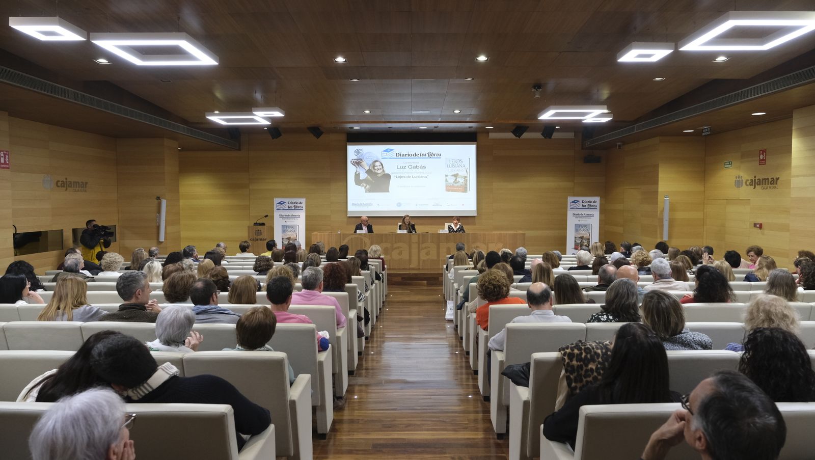 Imágenes del Diario de los Libros con la escritora ganadora del Premio Planeta 2022, Luz Gabás