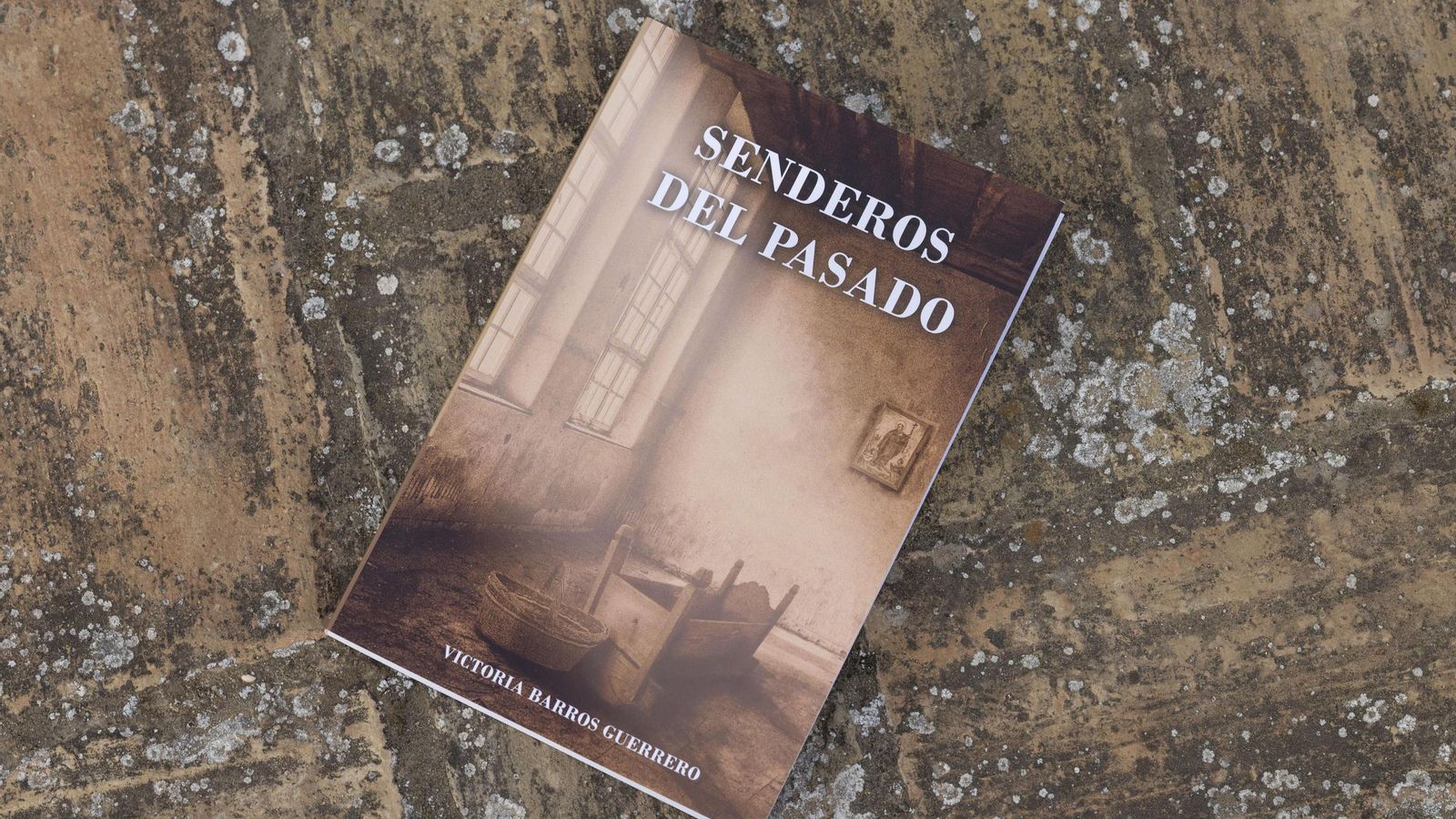 Cubierta de la novela 'Senderos del pasado', de Victoria Barros.