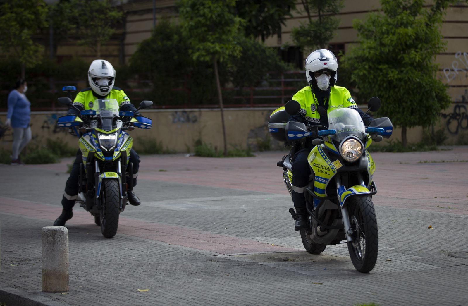 Motoristas de la Policía Local, con mascarillas.