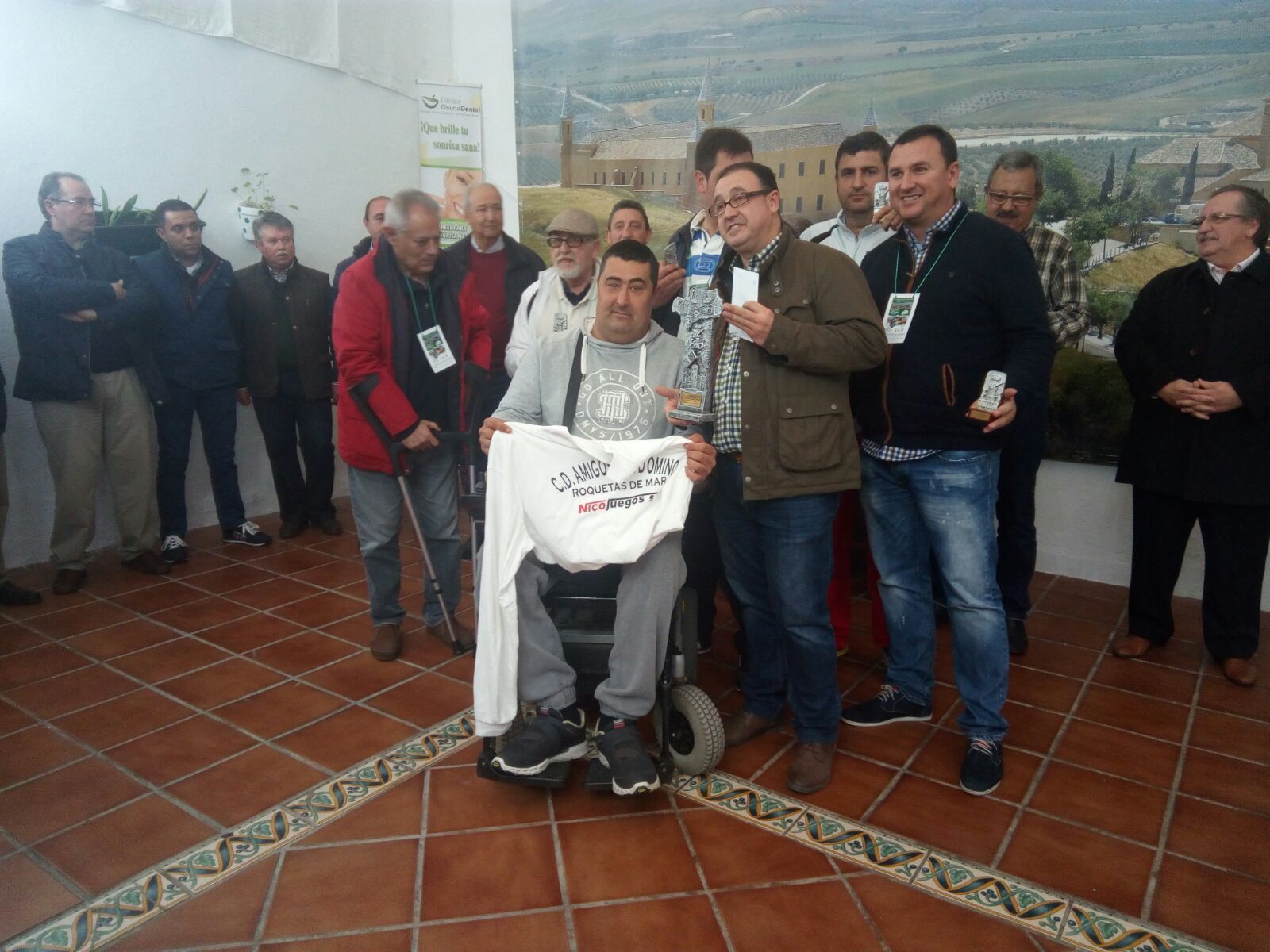 Recogiendo el trofeo.