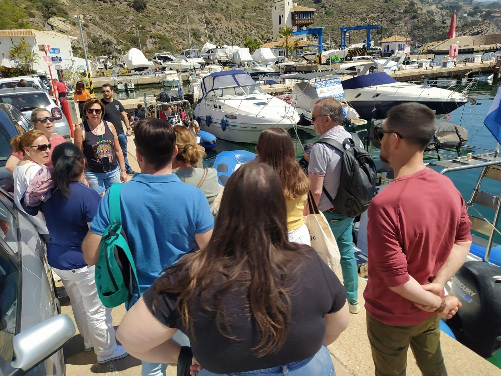 Los agentes de viajes de visita en el Puerto Deportivo sexitano.
