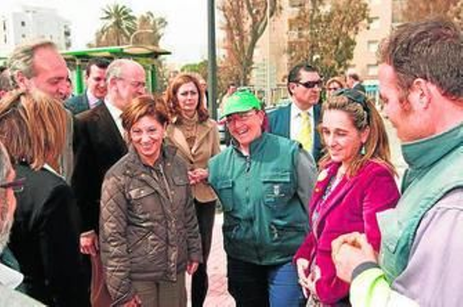 1. La ministra, en presencia de Cinta Castillo, saluda a una operaria municipal isleña. 2. Espinosa saluda al alcalde de Punta, Gonzalo Rodríguez, junto a la alcaldesa Faneca, Carmelo Romero y Juan Millán. 3 y 4. Trabajos de adecentamiento de arena en el litoral de Isla Cristina. 1. La ministra, en presencia de Cinta Castillo, saluda a una operaria municipal isleña. 2. Espinosa saluda al alcalde de Punta, Gonzalo Rodríguez, junto a la alcaldesa Faneca, Carmelo Romero y Juan Millán. 3 y 4. Trabajos de adecentamiento de arena en el litoral de Isla Cristina.